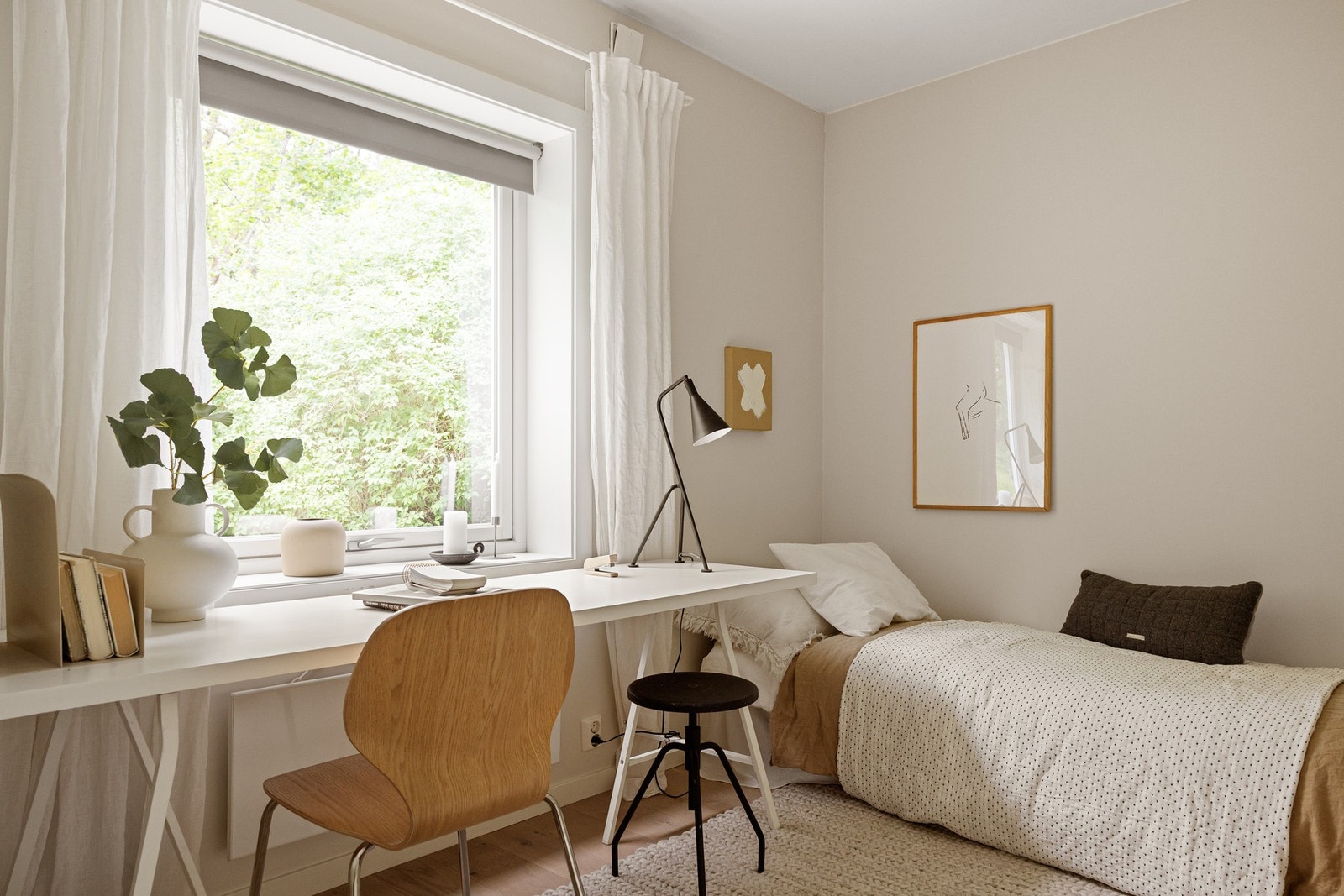 Soverom 2 ligger på innsiden av kjøkkenet og egner seg godt som ungdomsrom, gjesterom eller hjemmekontor. Galleribilde