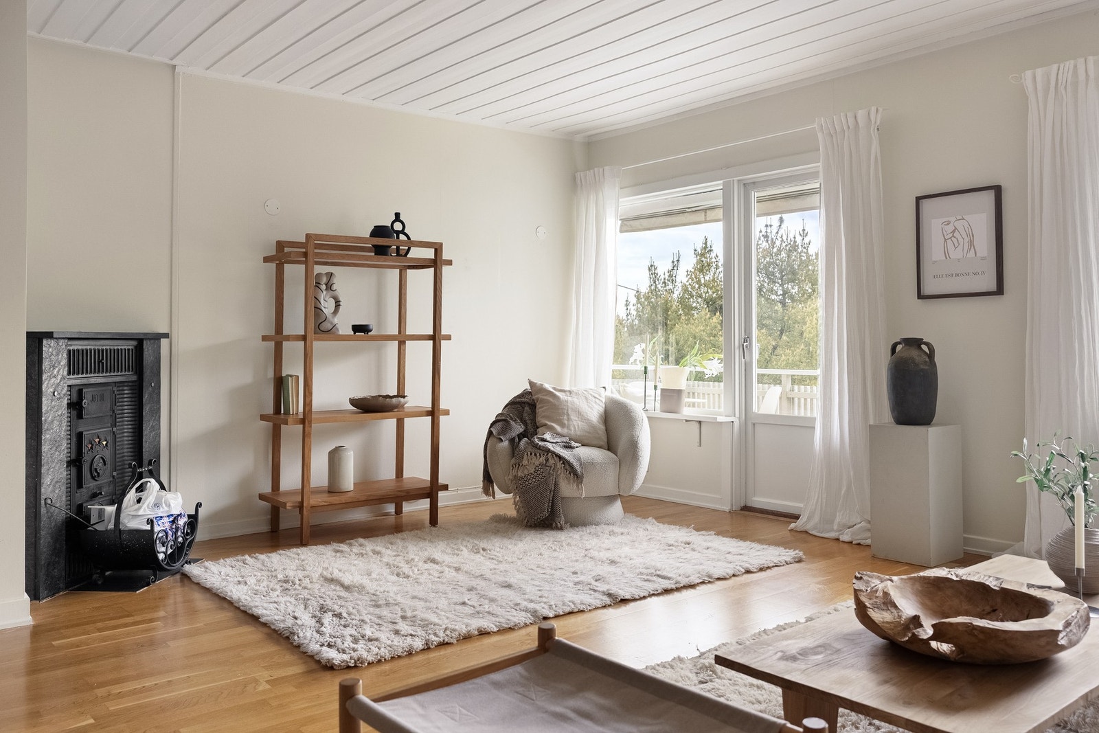 Store vindusflater slipper inn rikelig med naturlig lys og bidrar til en luftig romfølelse, samtidig som de gir et trivelig utsyn mot omgivelsene. Galleribilde