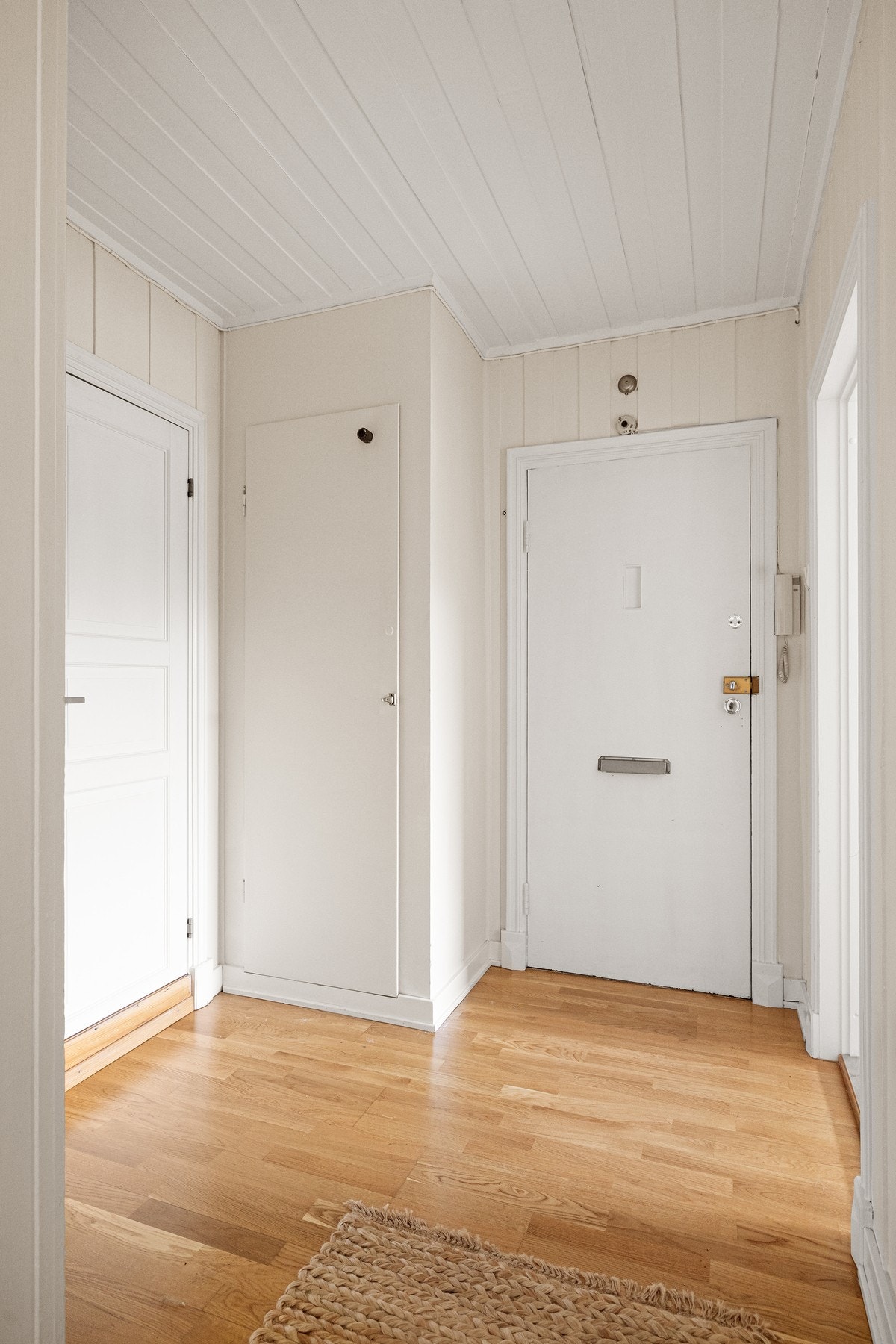 I tilknytning til entréen finnes et innvendig kott med mulighet for oppheng av yttertøy. Galleribilde