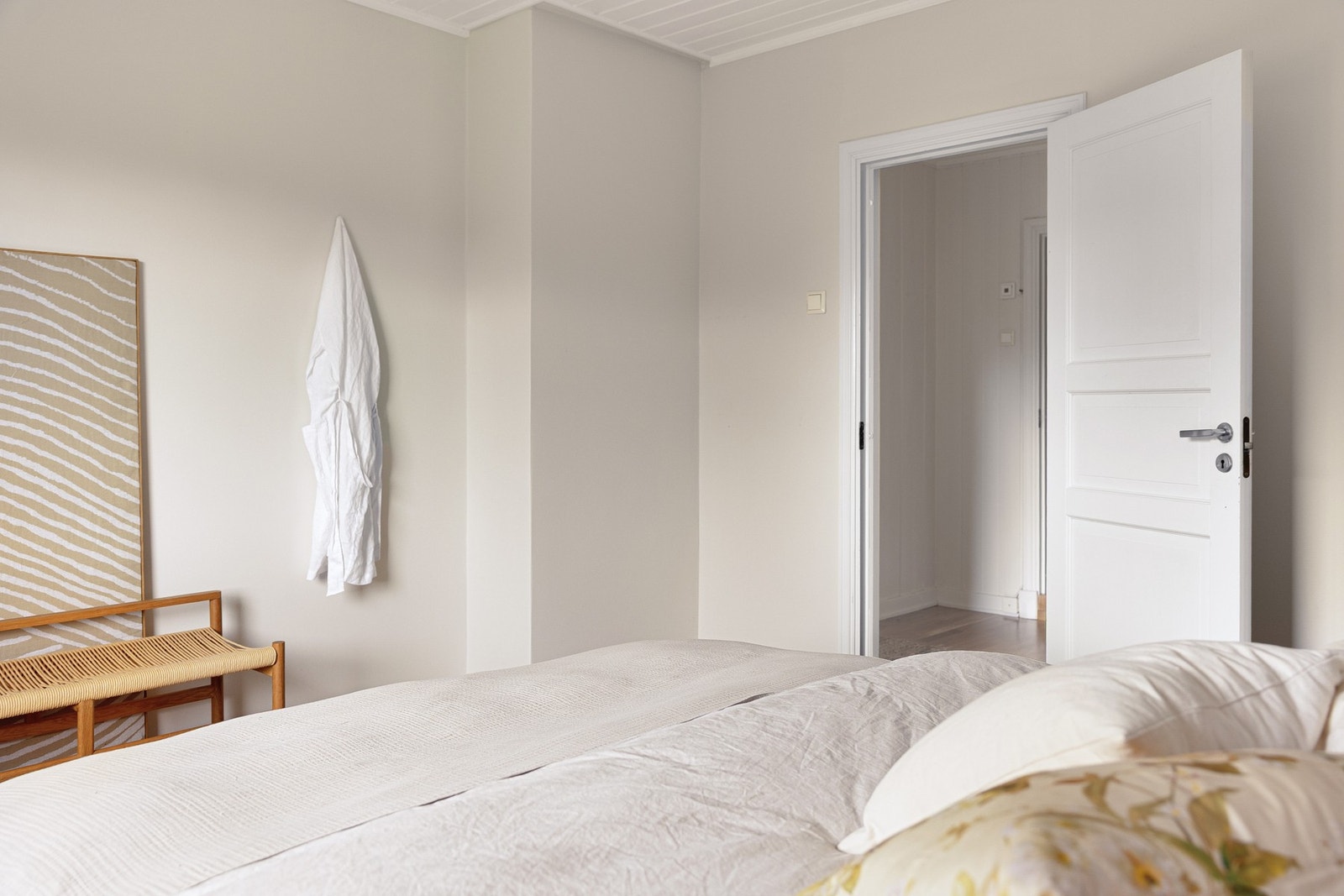 Her har du god plass til dobbeltseng med nattbord på begge sider, samt garderobeløsning langs den ene veggen. Galleribilde