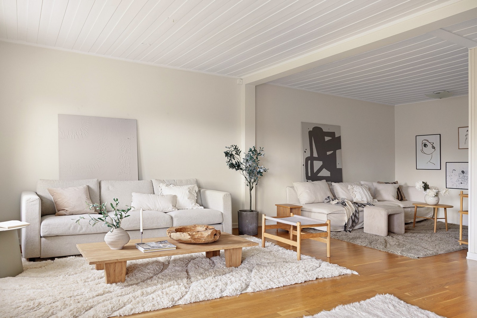 Stuen har god størrelse og kan enkelt deles inn i ulike soner, eksempelvis med en hyggelig TV-avdeling med sofa, stuebord og TV-møbel. Galleribilde