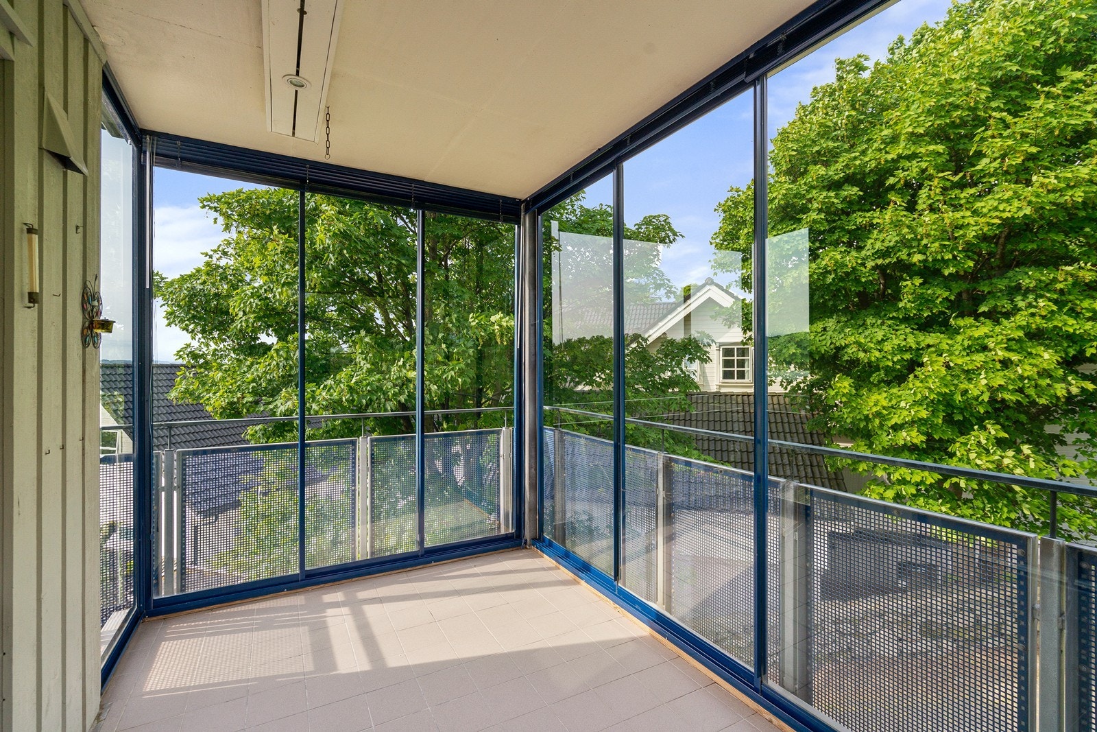 Innglasset balkong Galleribilde