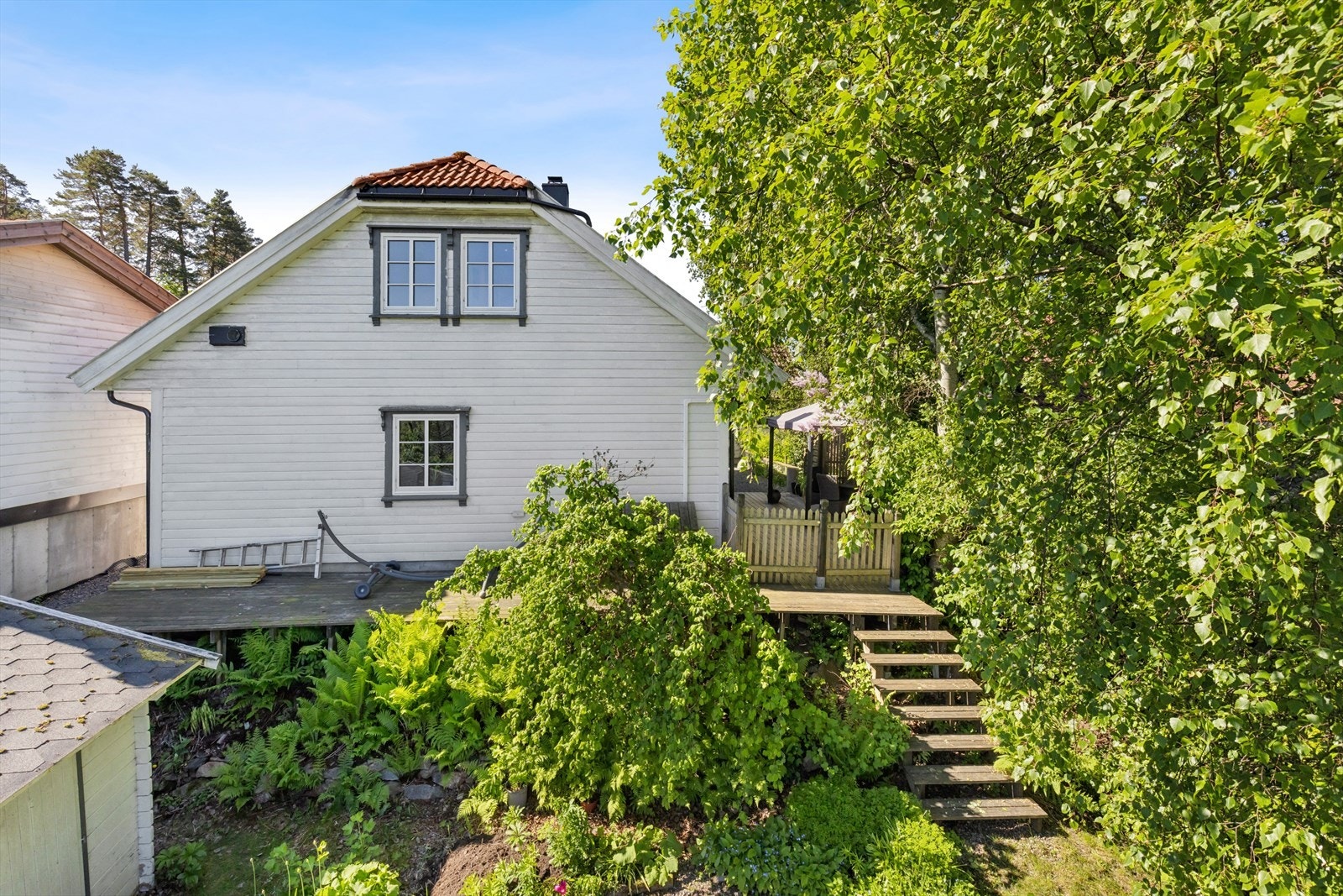 Boligen er fint plassert i terrenget og har herlige solforhold. Galleribilde