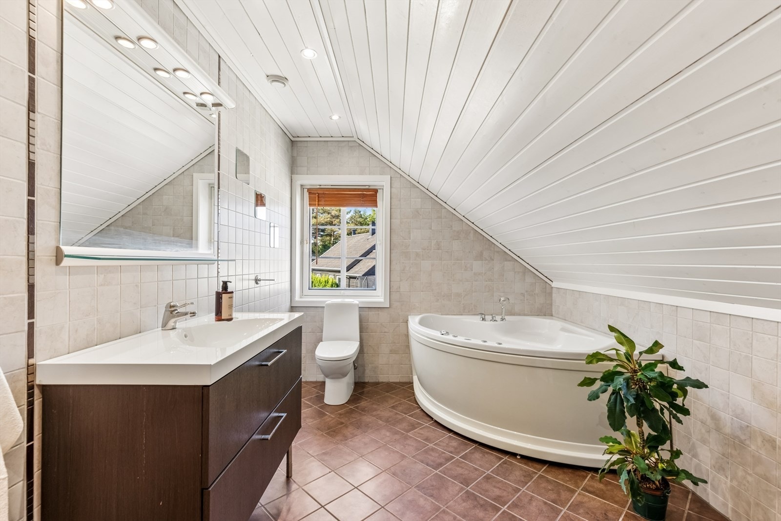 Rom innredet, ikke søkt godkjent. Badet er fra 2005 og har fliser på vegger. Det er et hjørnebadekar i rommet. Innredning og sanitærutstyr er ok vedlikeholdt. Det er boligventilasjon med avtrekksventil. Vinduet er plassert i våtsonen. Galleribilde