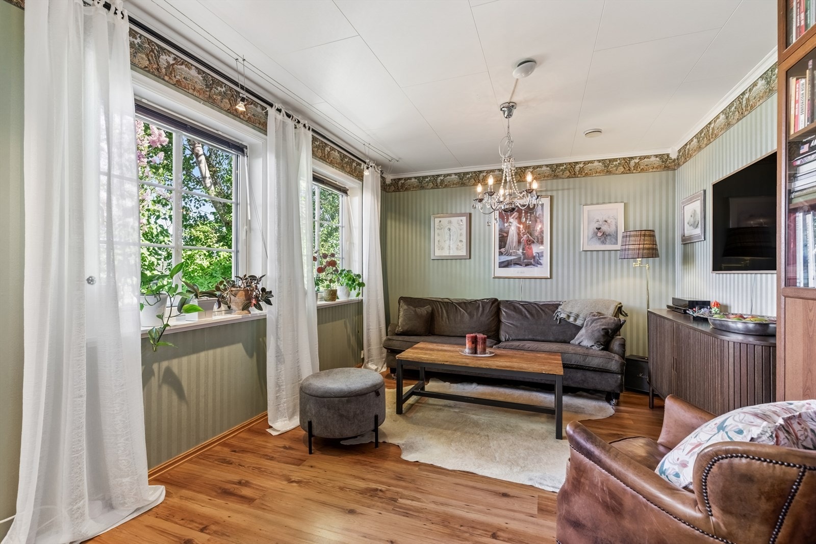 Vinduene slipper inn godt med dagslys. Galleribilde