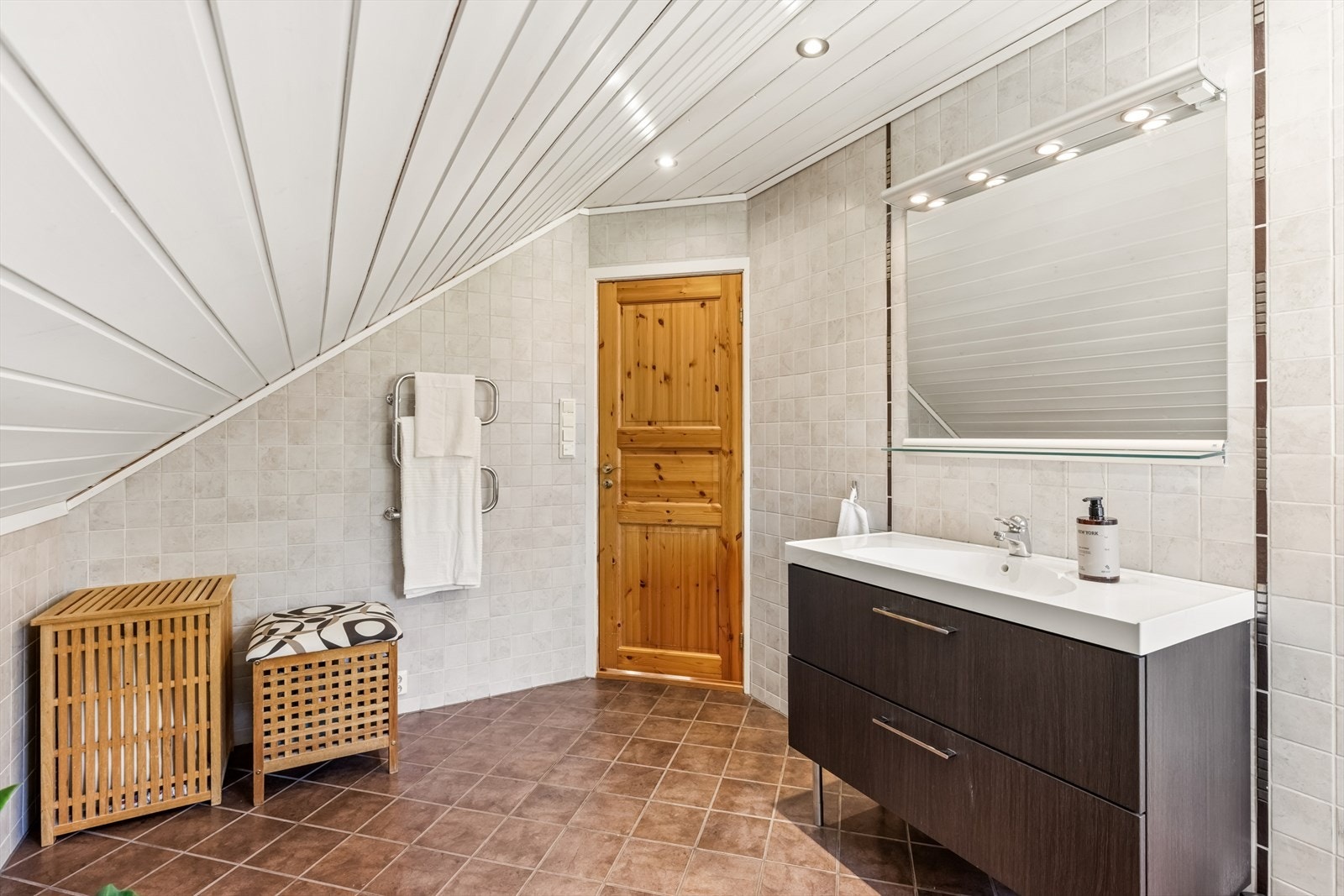 Badet er etablert i del av tidligere soverom. Det foreligger ikke dokumentasjon på byggemeldt/godkjent løsning. Galleribilde