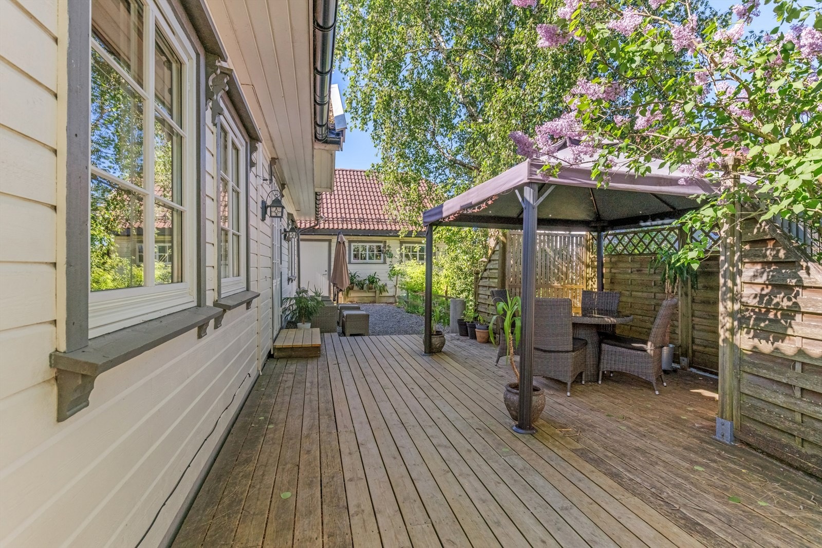 Fra stuen er det utgang til romslig terrasse. Galleribilde