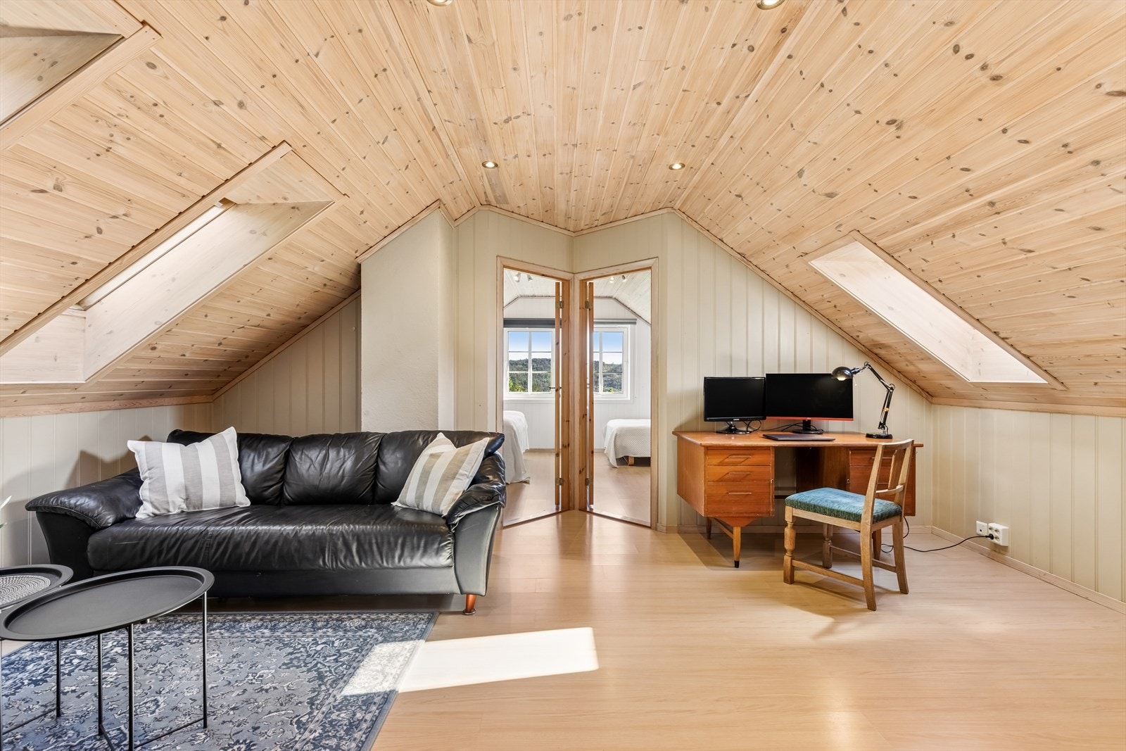Loftstuen gir en ekstra, fleksibel sone for familien, perfekt som TV-stue eller lekerom. Galleribilde