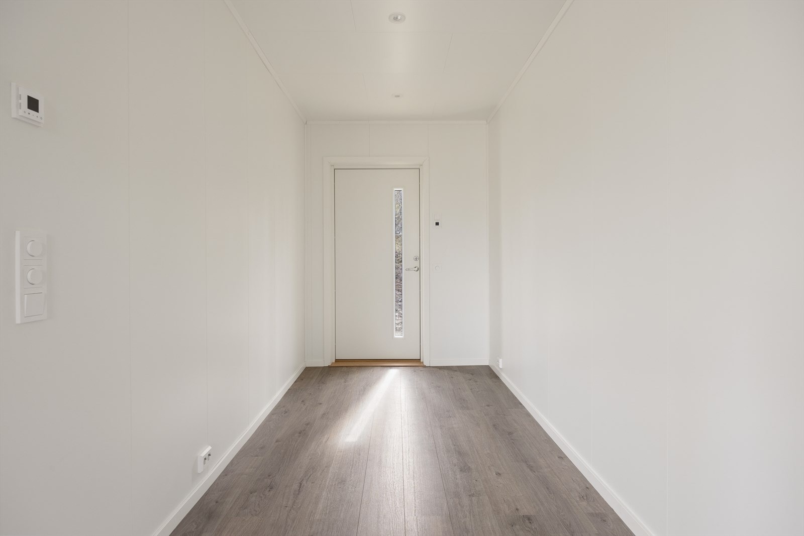 Romslig entré med plass til garderobeløsninger. Downlightbelysning. Galleribilde