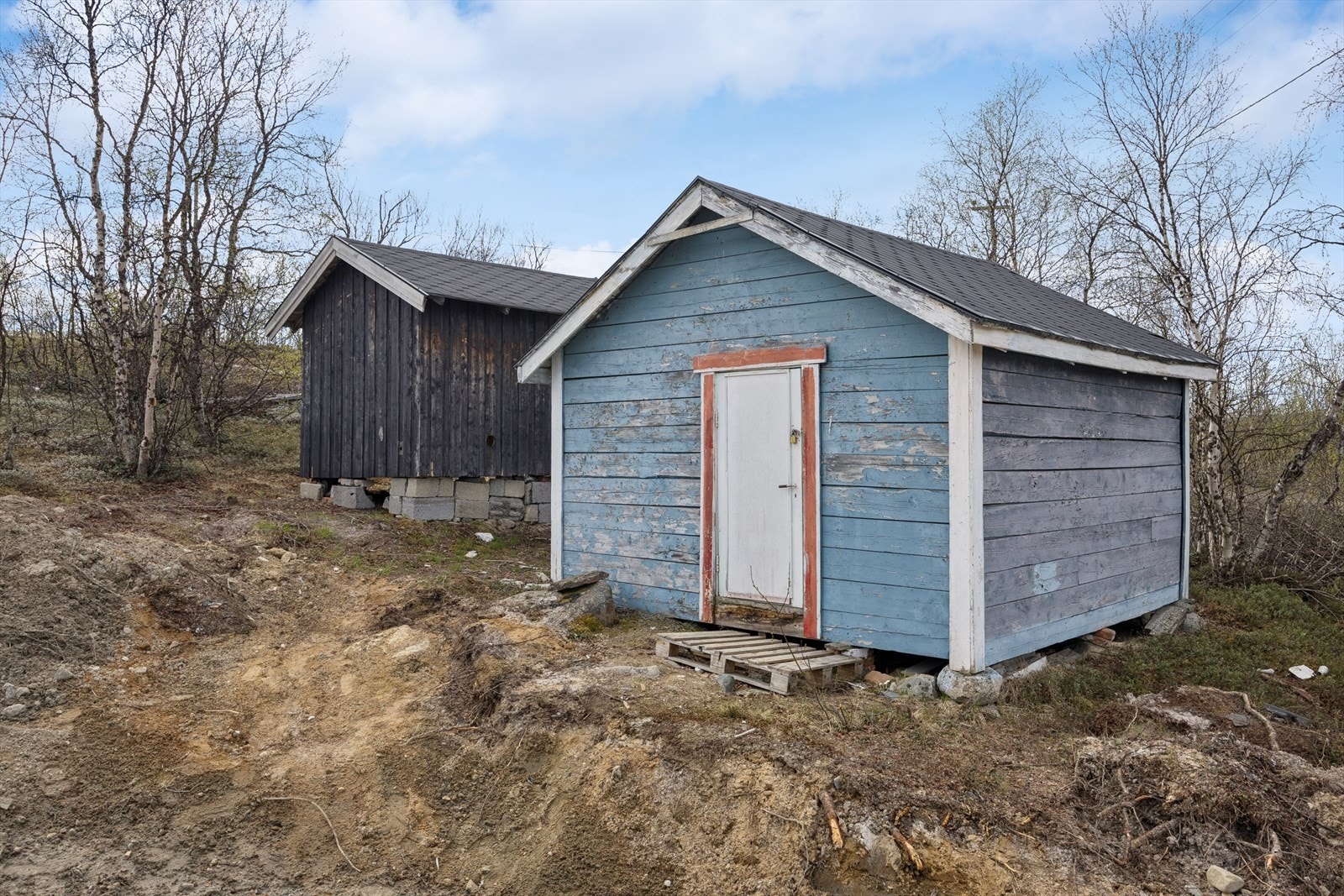 På eiendommen står det to eldre boder/uthus. Galleribilde