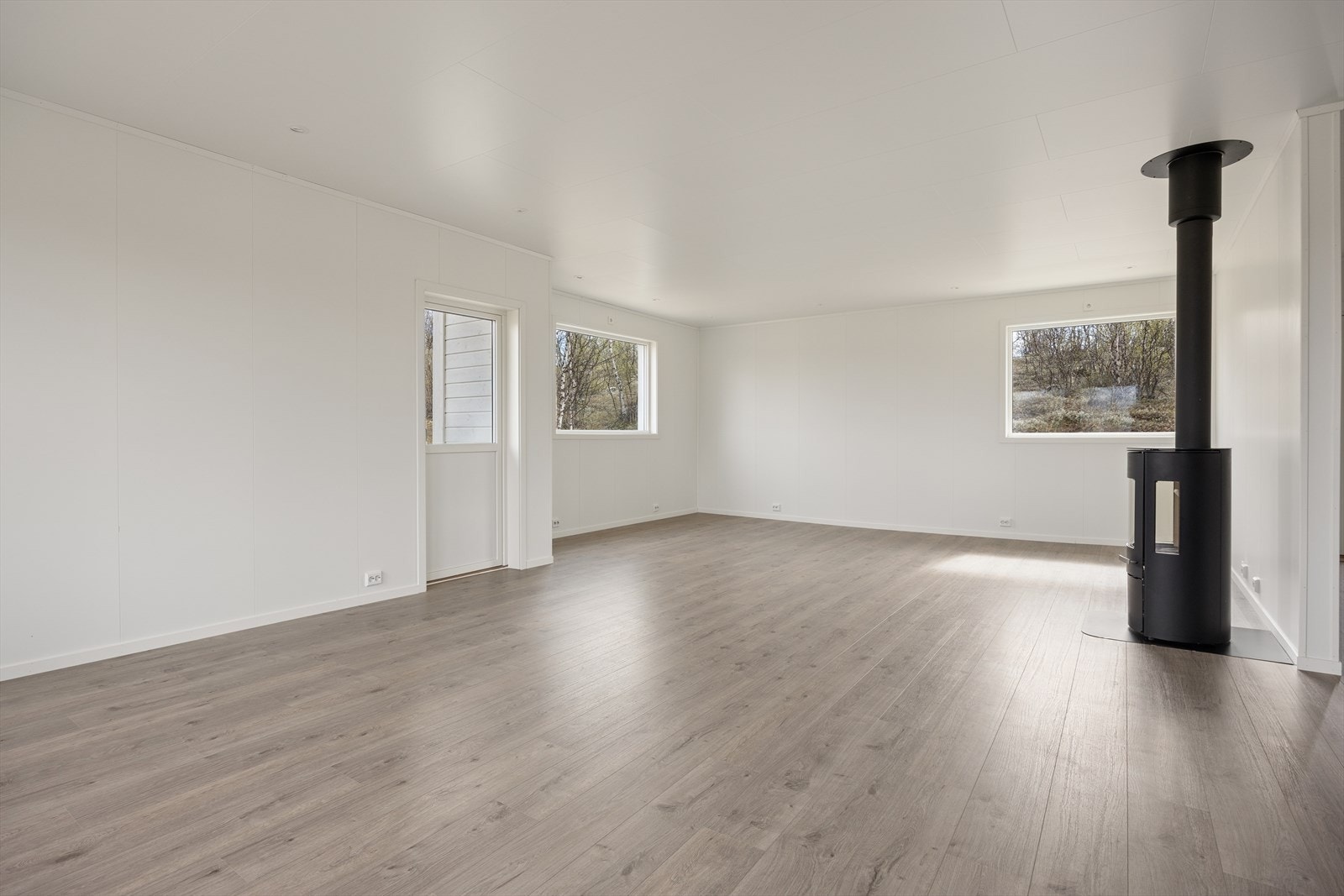 Fra stuen er det direkte utgang til en terrasseplatting ved inngangspartiet. Galleribilde