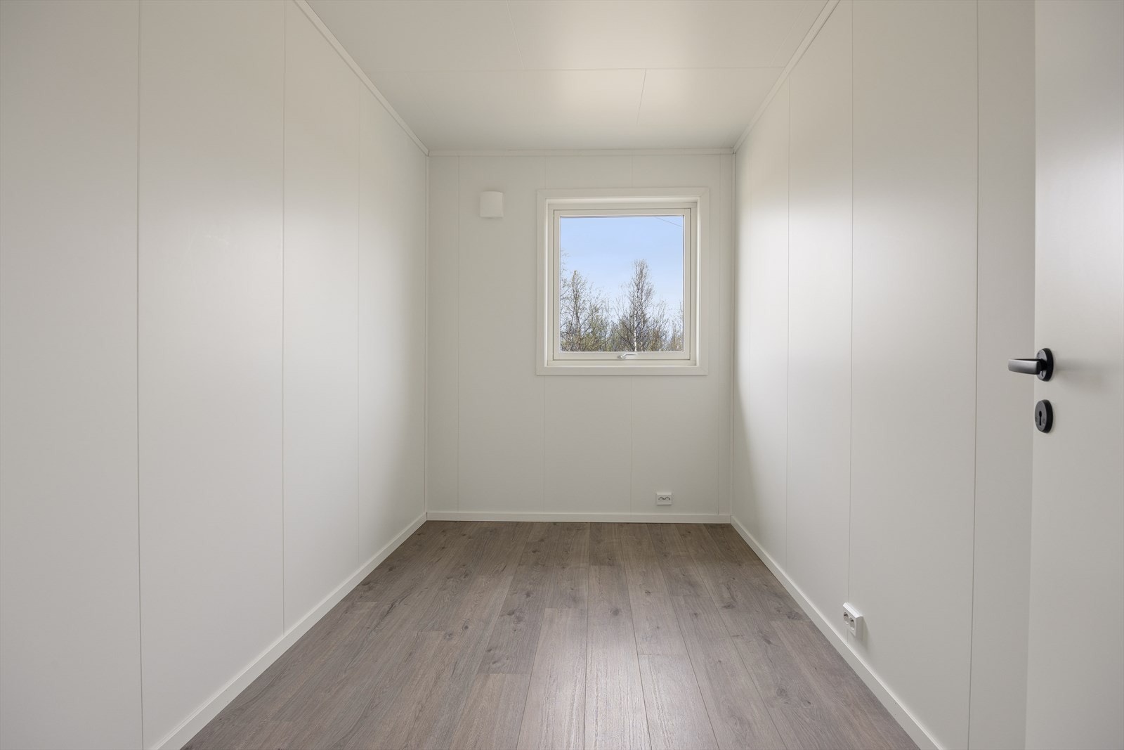 Boligen har tre soverom. Alle med samme gjennomgående gulv og nøytrale veggflater. Galleribilde