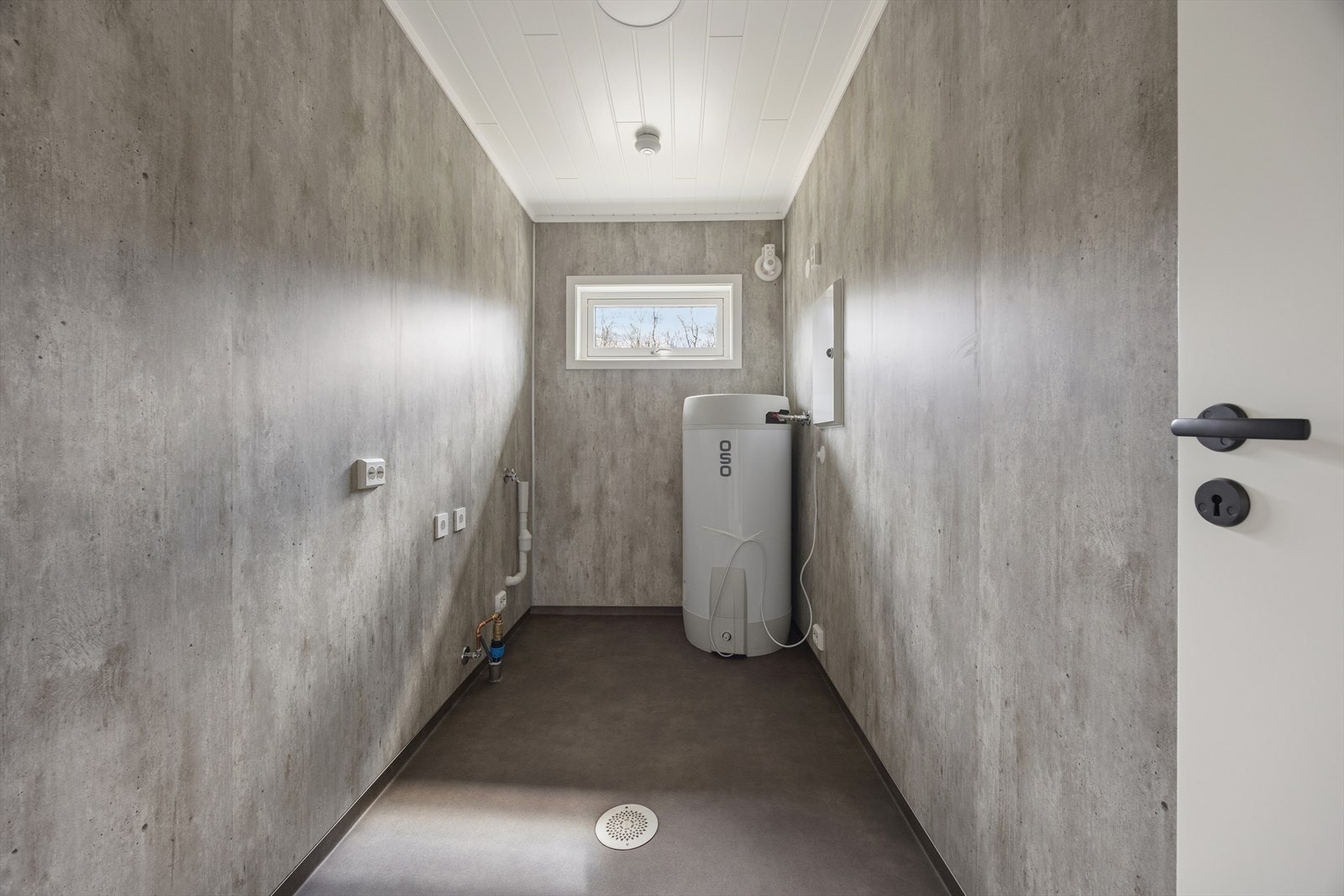 Eget vaskerom med varmtvannsbereder og opplegg for vaskemaskin. Galleribilde
