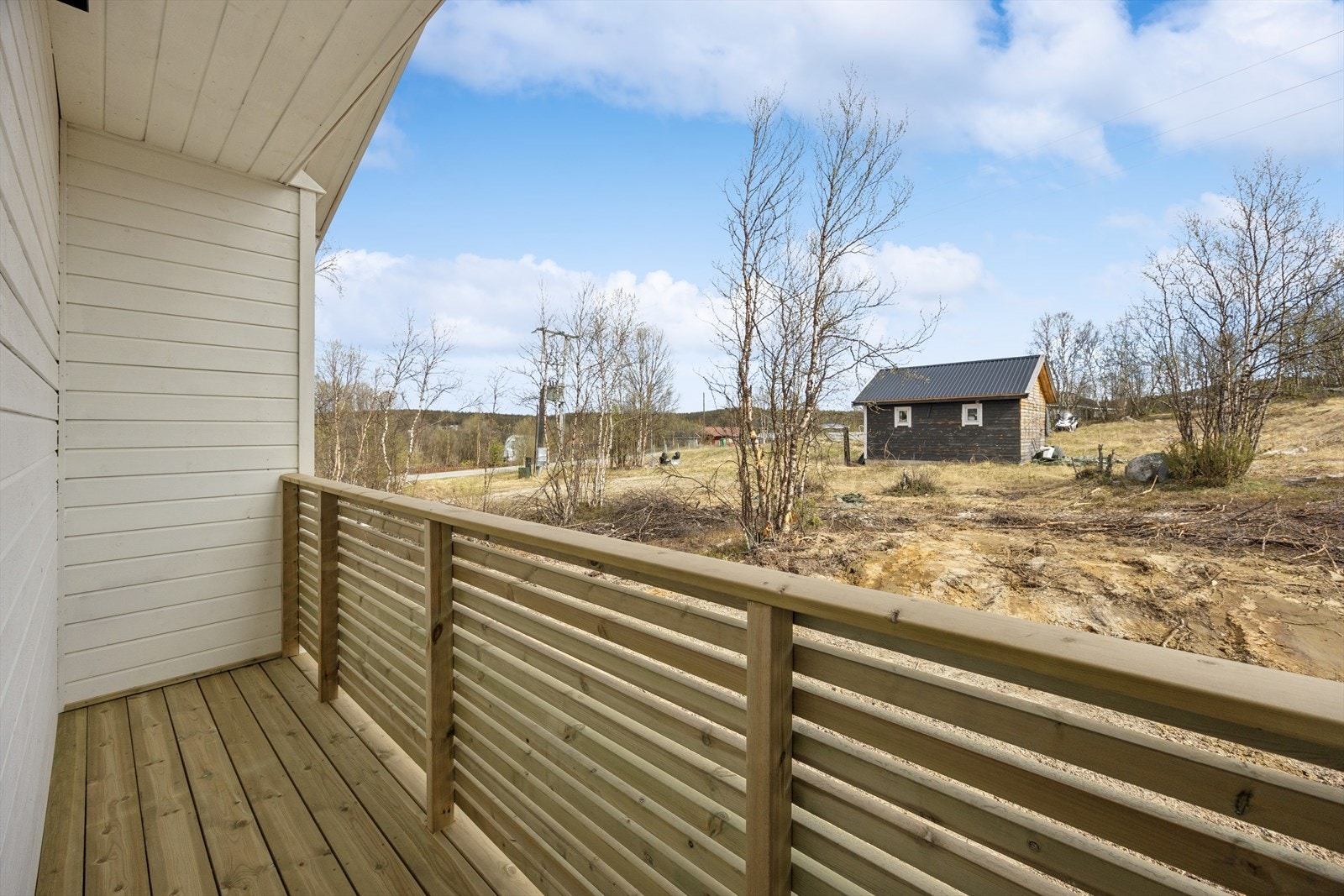Fra stuen er det utgang til hyggelig overbygget veranda. Galleribilde