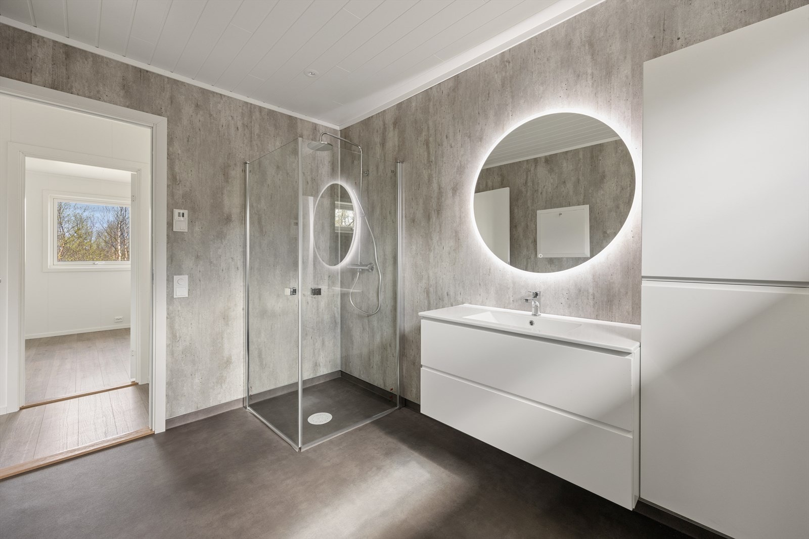 Badet er praktisk plassert i tilknytning til gangen og soverommene. Galleribilde