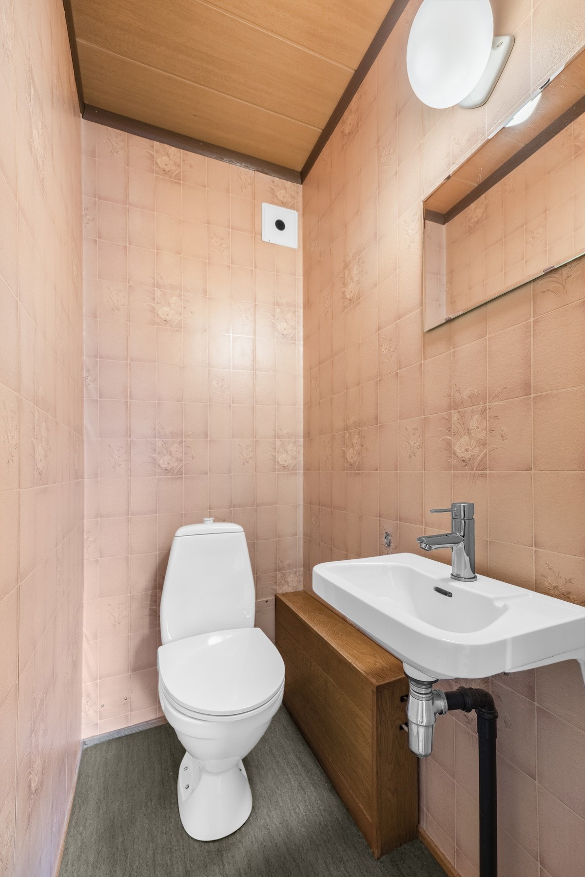 I tillegg til badet har hoveddelen et separat wc-rom Galleribilde