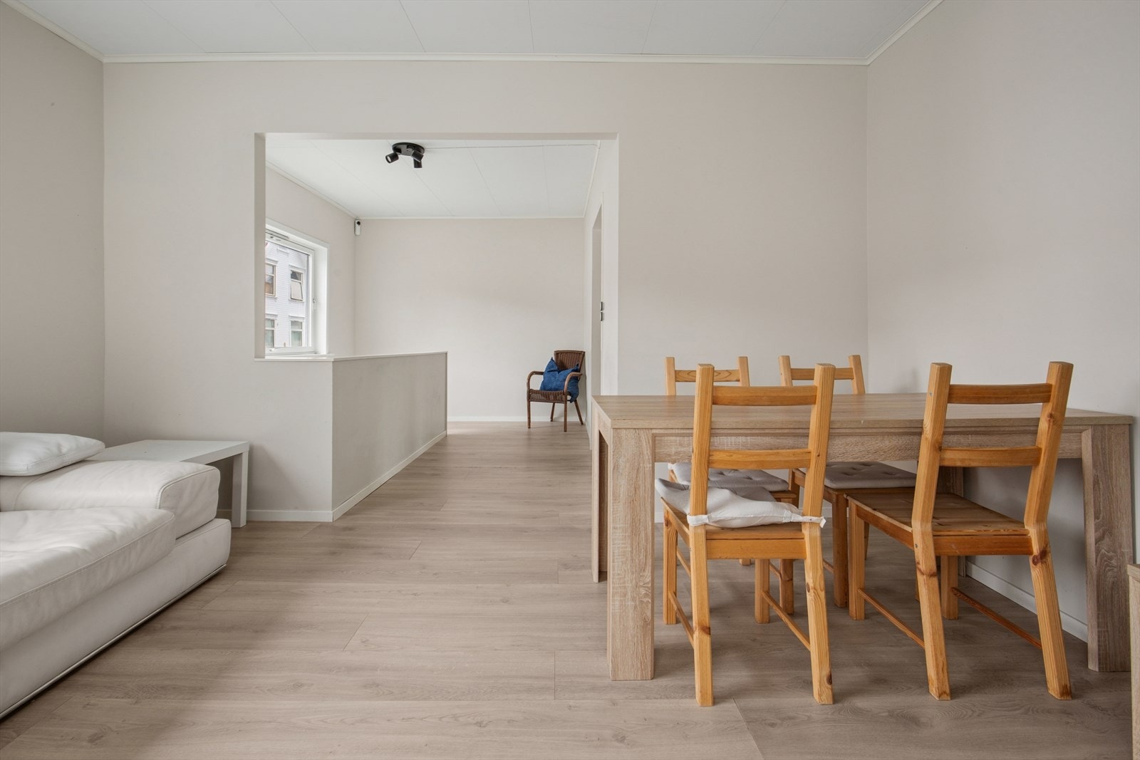 Lys, enstavs laminat på gulv og lysmalte flater i tidsriktige farger er gjennomgående i boligen og gir et moderne uttrykk. Galleribilde