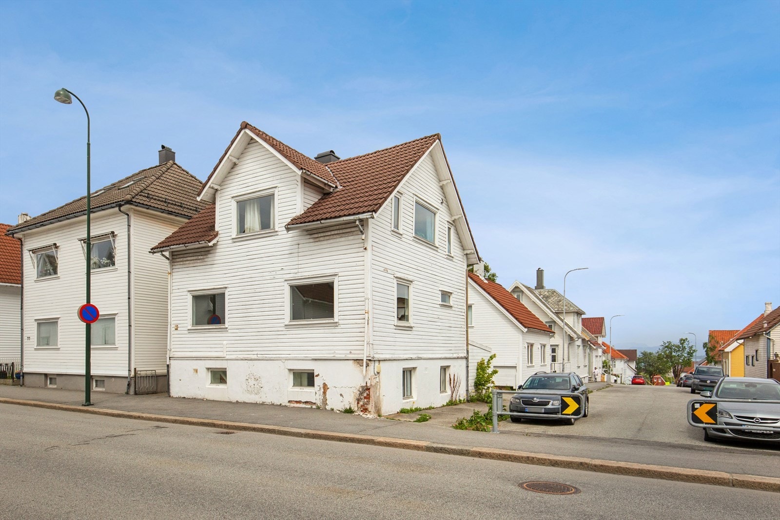 Boligen ligger i første etasje og underetasjen i en tomannsbolig fra 1900 som ligger fint plassert på Vestre platå. Galleribilde