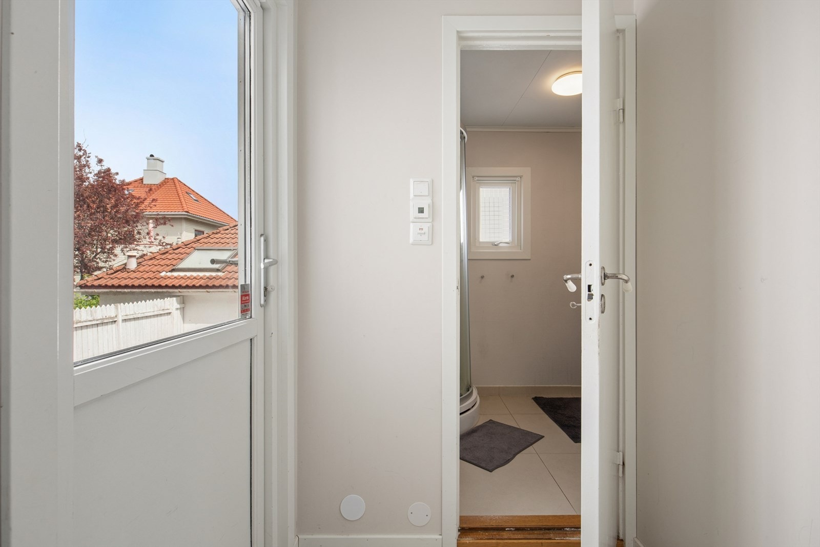 Balkongdør fra 2013 gir utgang til uteplassen med trapp ned til gårdsrommet. Galleribilde