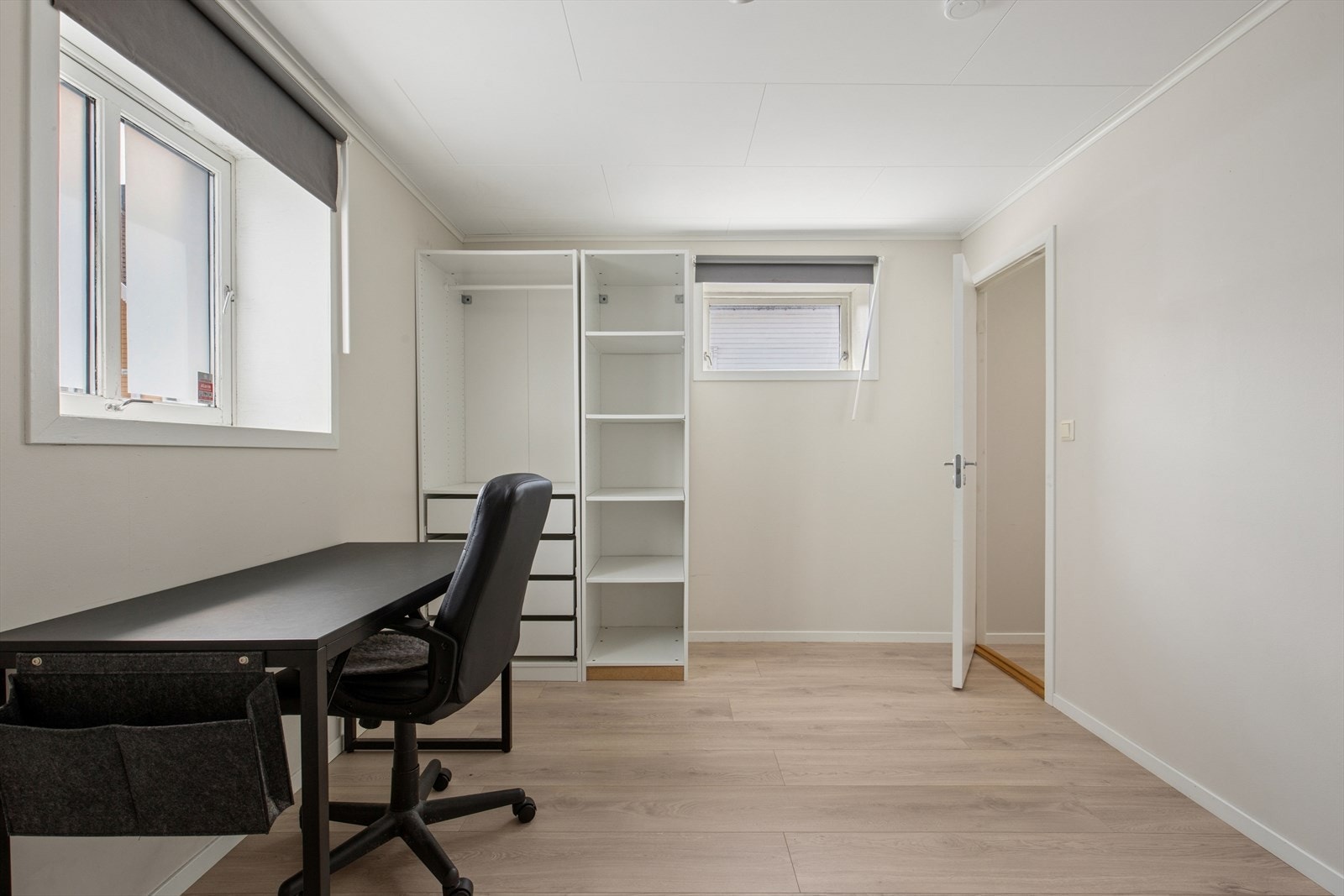 Soverom 2 ligger i underetasjen, er utstyrt med garderobe og har ellers god plass til både seng og tilhørende møblement. Galleribilde