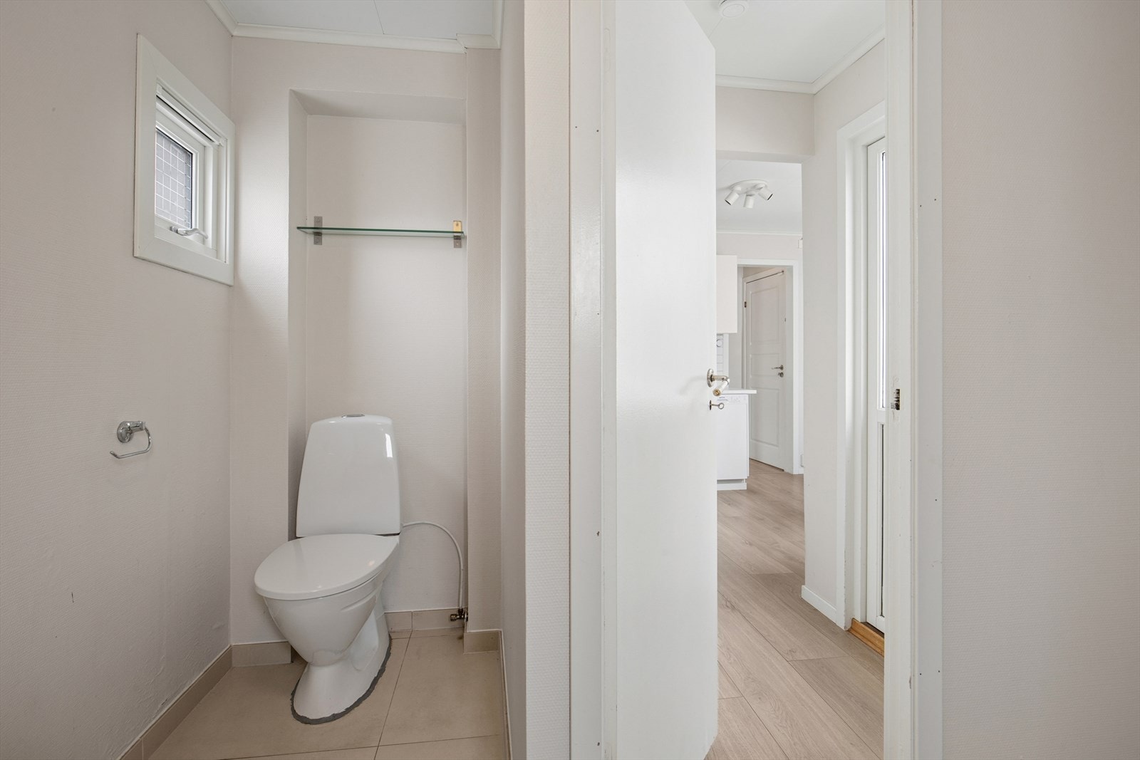 Badet er ellers utstyrt med dusjkabinett, toalett og baderomsinnredning med god lagringsplass og servant. Avtrekk via elektrisk vifte i vegg. Galleribilde