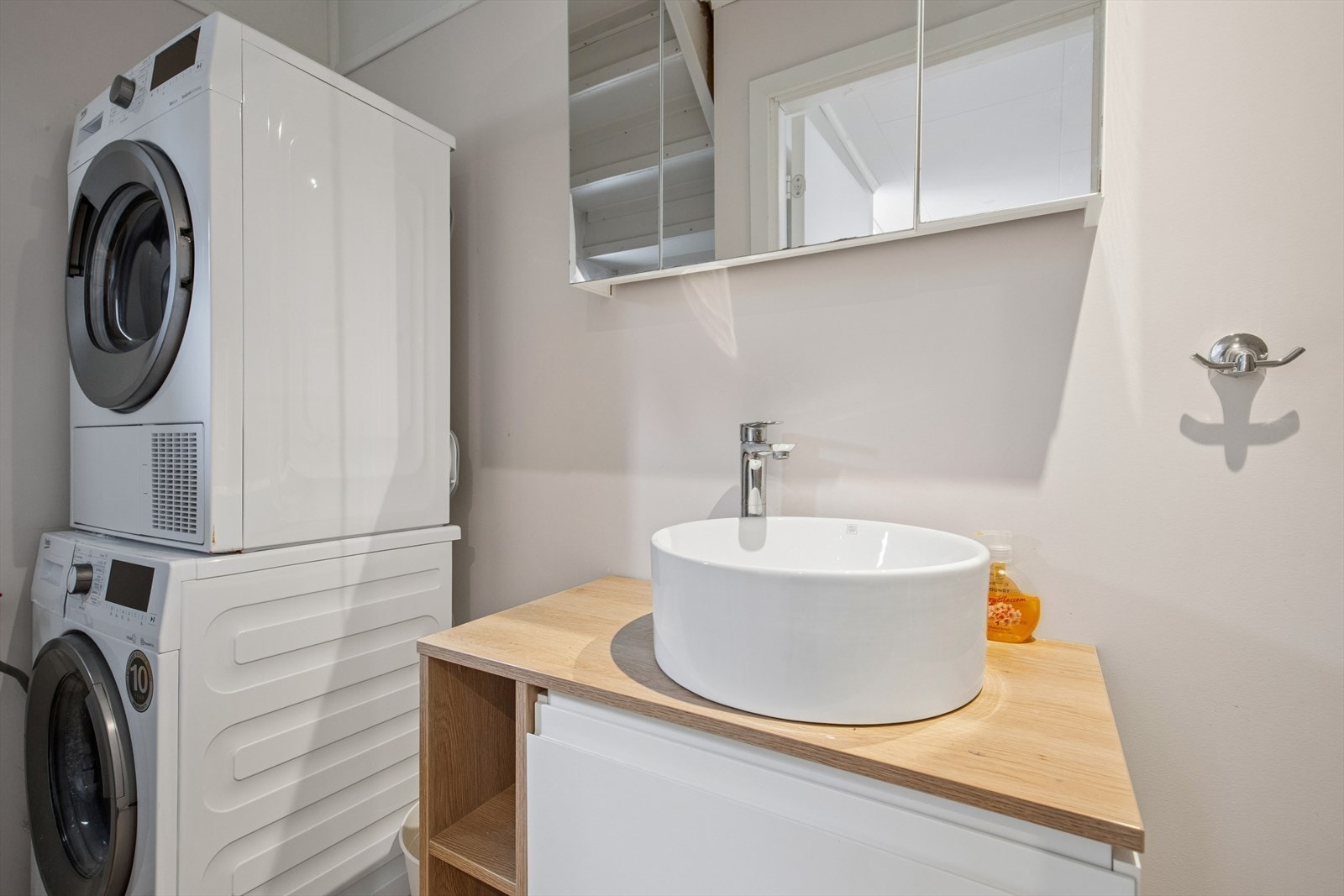 Toalettrommet er innredet med laminat på gulv og tapetserte veggplater. Rommet er ellers utstyrt med toalett, servant og opplegg for vaskemaskin. Rommet har kun naturlig ventilering og mekanisk avtrekk bør etableres (se punkt "ferdigattest"). Galleribilde