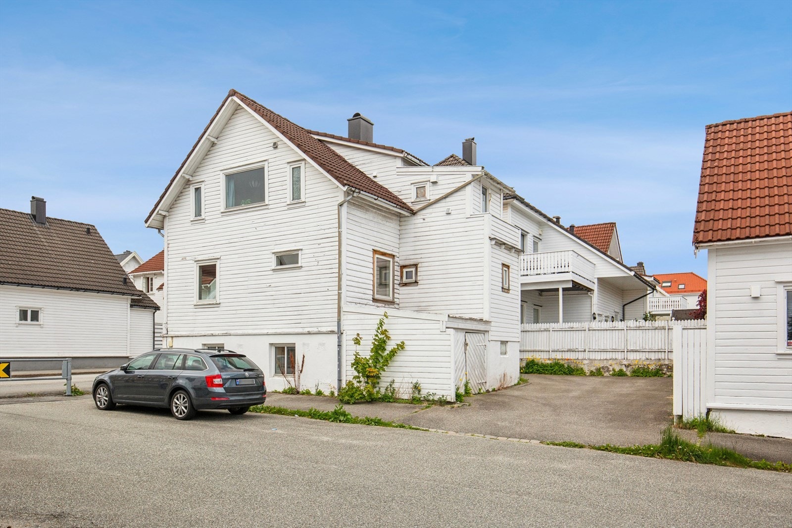 Tomten består primært av boligen og asfaltert uteområde hvor leiligheten disponerer parkeringsplass. Galleribilde