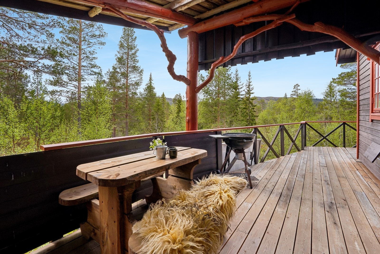 Deler av terrassen er takoverbygd Galleribilde