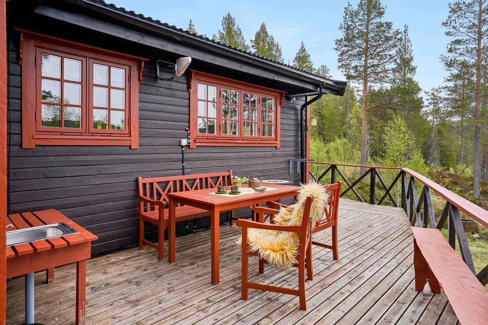 Hytta har stor terrasse på hele 50 kvm. Galleribilde