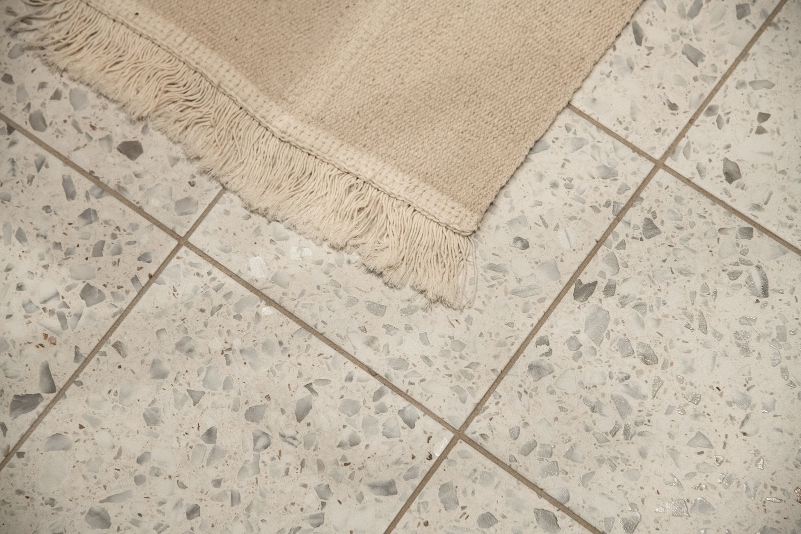 Innredet med tidsriktige materialvalg, med liggende veggfliser (20 x 60 cm), gulvfliser (20 x 20 cm) og mosaikkfliser (5 x 5 cm) i dusjsonen, som gir et stilrent og harmonisk uttrykk. Galleribilde