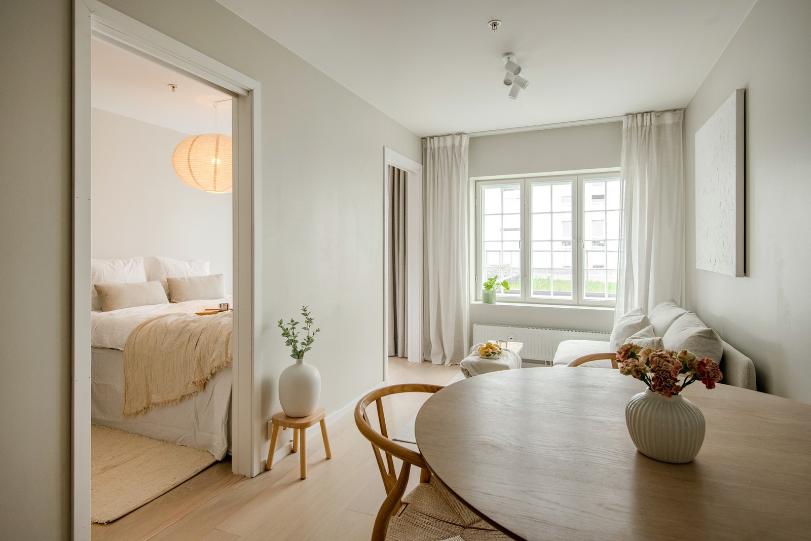 Store vindusflater slipper inn godt med dagslys, samtidig som den skjermede beliggenheten gir en privat og rolig atmosfære. Galleribilde