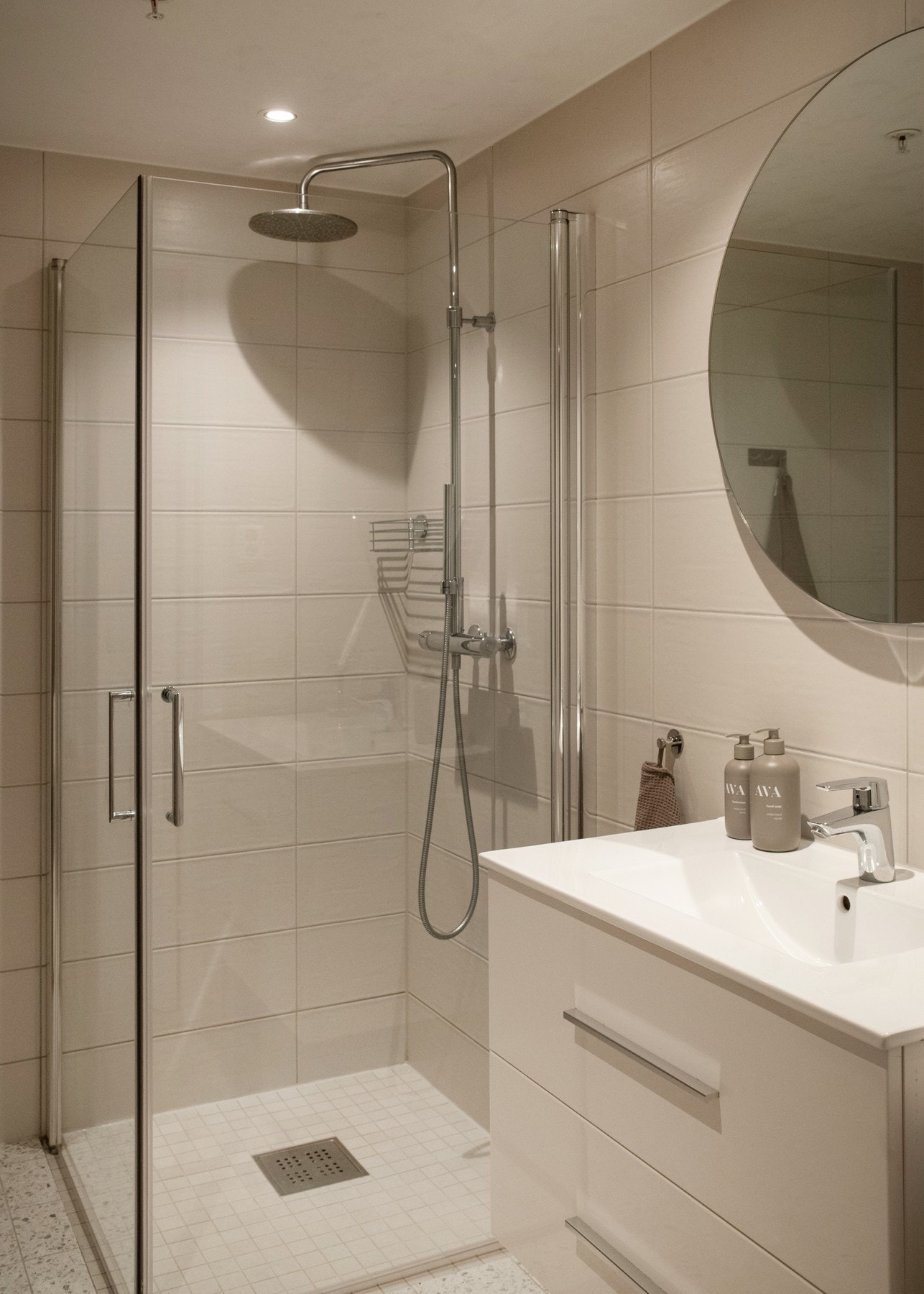 Badet er innredet med moderne baderomsinnredning, toalett og dusjhjørne med innfellbare glassvegger og regndusj. Galleribilde