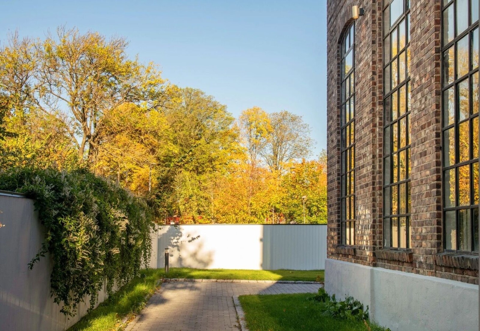 Her får du følelsen av å bo i noe helt spesielt - omgitt av historiske teglsteinsfasader og moderne komfort. Galleribilde