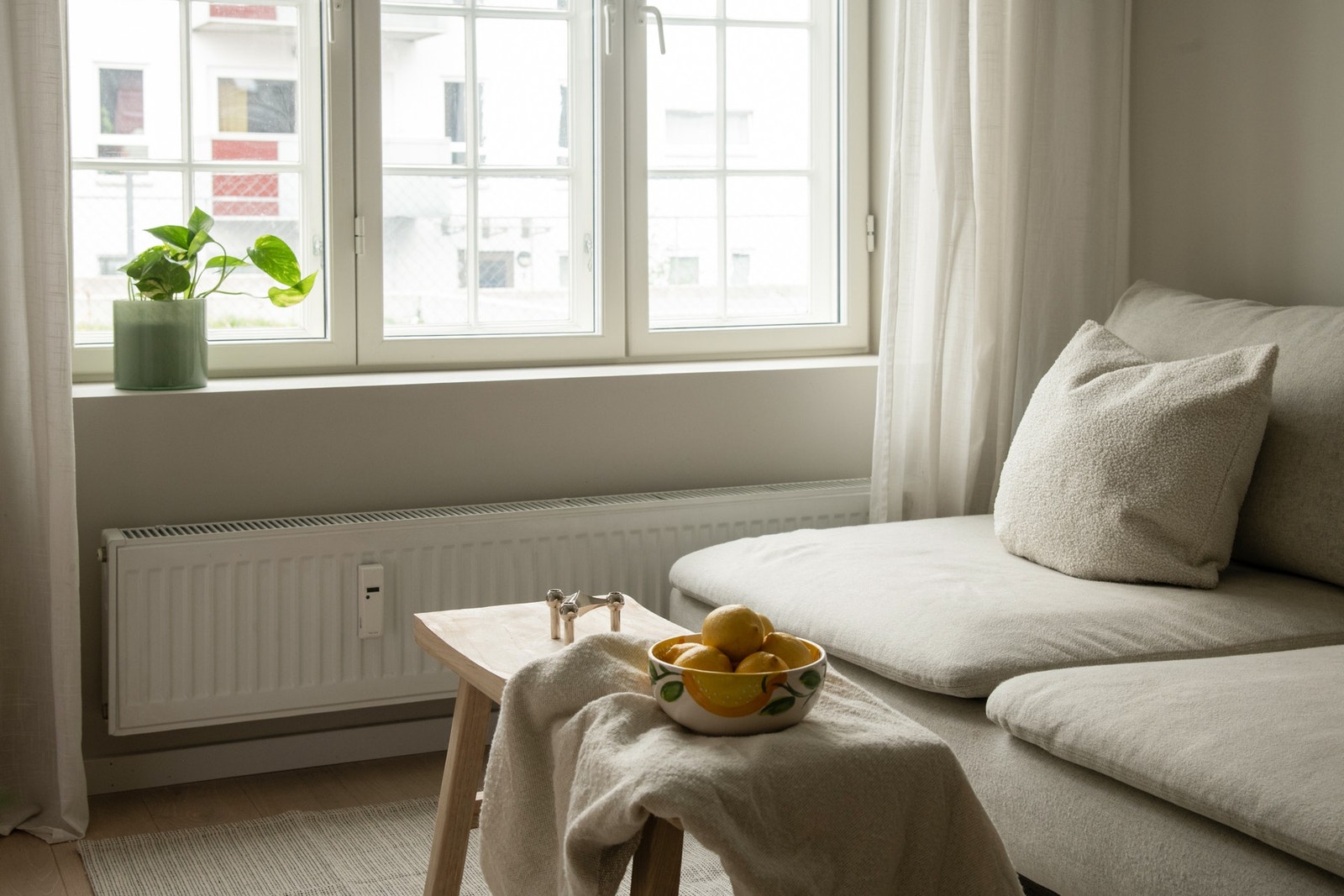 Under vinduet er det montert radiator med vannbåren varme, hvor oppvarmingen er inkludert i fellesutgiftene gjennom akontoordning. Galleribilde