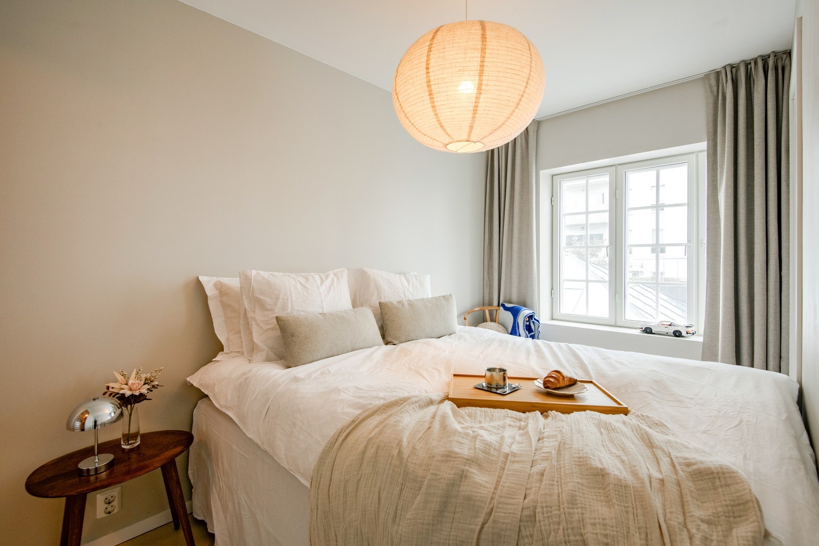 Soverommet har plass til dobbeltseng med nattbord på begge sider, samtidig som det er rom for ytterligere møblering etter behov. Galleribilde