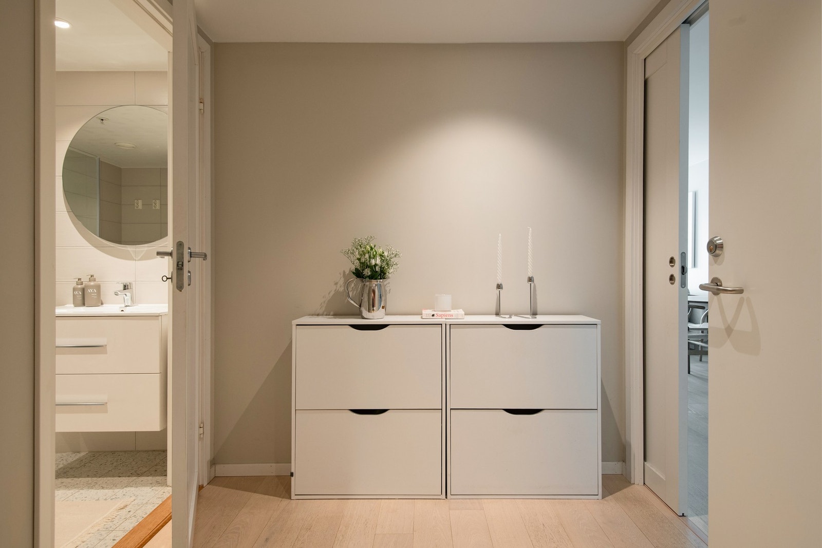 Material- og fargevalgene er gjennomgående for boligen og skaper en harmonisk helhet med et moderne og tidløst uttrykk. Galleribilde