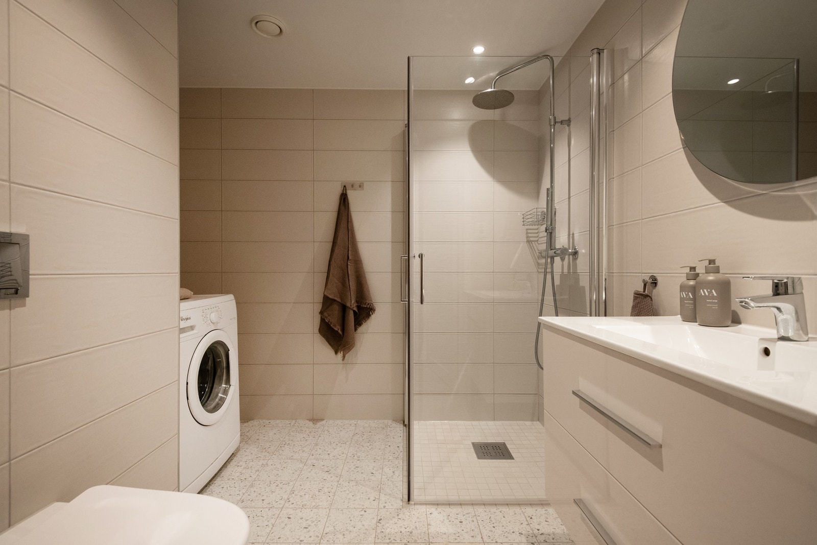 Badet er oppført i forbindelse med byggets ferdigstillelse i 2020 og fremstår moderne, stilrent og velholdt. Galleribilde