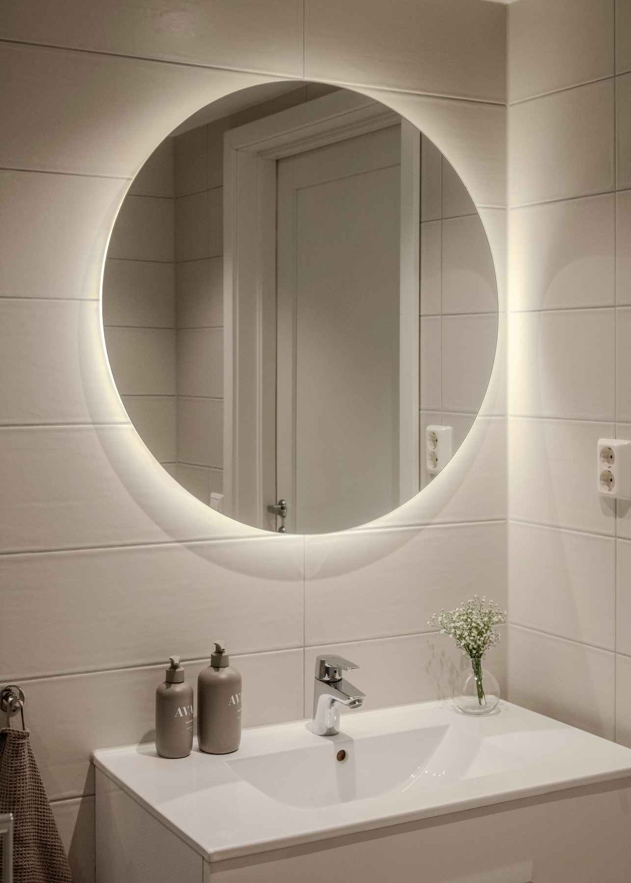 Badet har opplegg for både vaskemaskin og tørketrommel, noe som gir en praktisk og funksjonell hverdag. Galleribilde