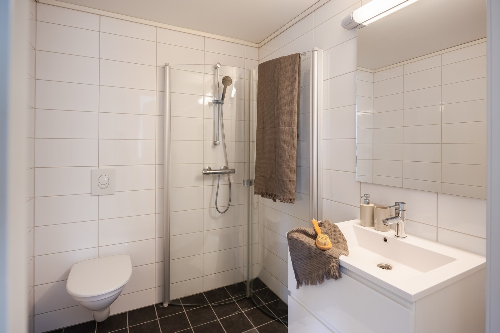 Pent flislagt bad med varme i gulv. Galleribilde