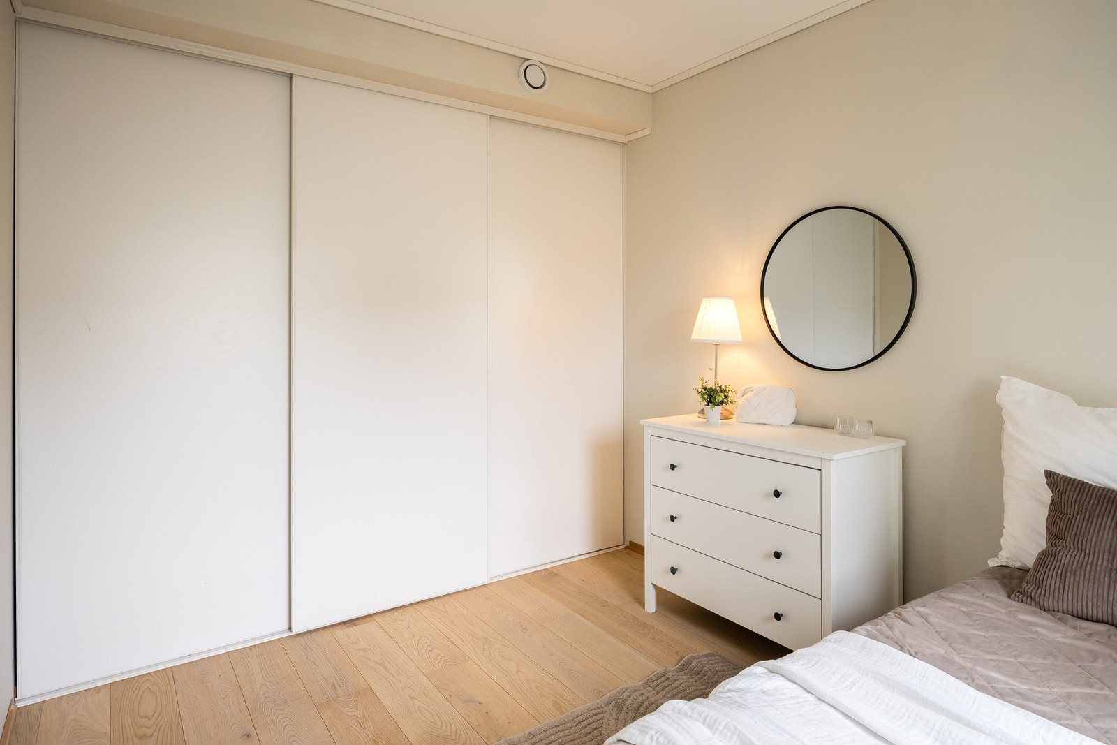 Stor garderobe medfølger i handelen. Galleribilde