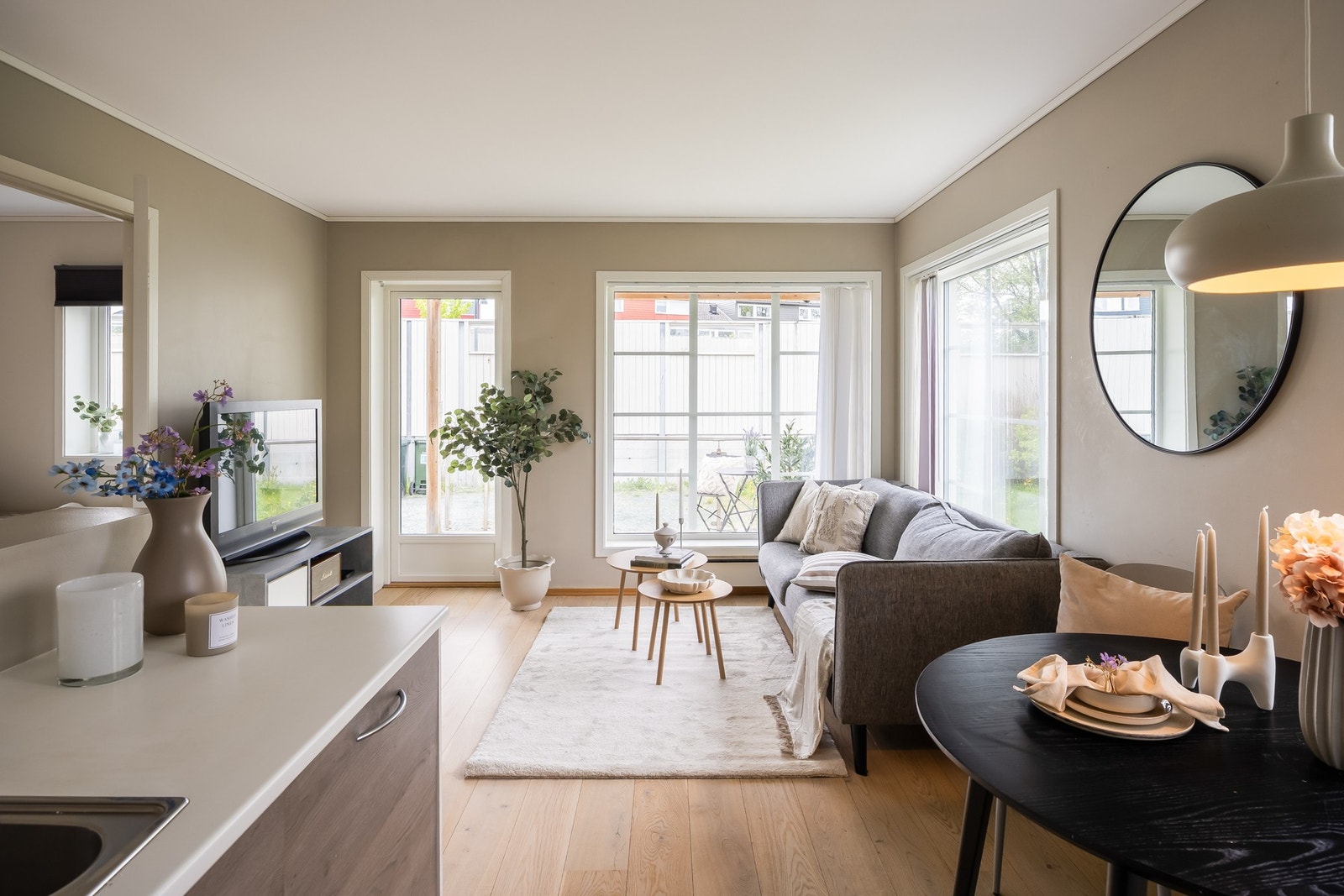 Fin stue med plass til sofaløsning og spisebord. Galleribilde