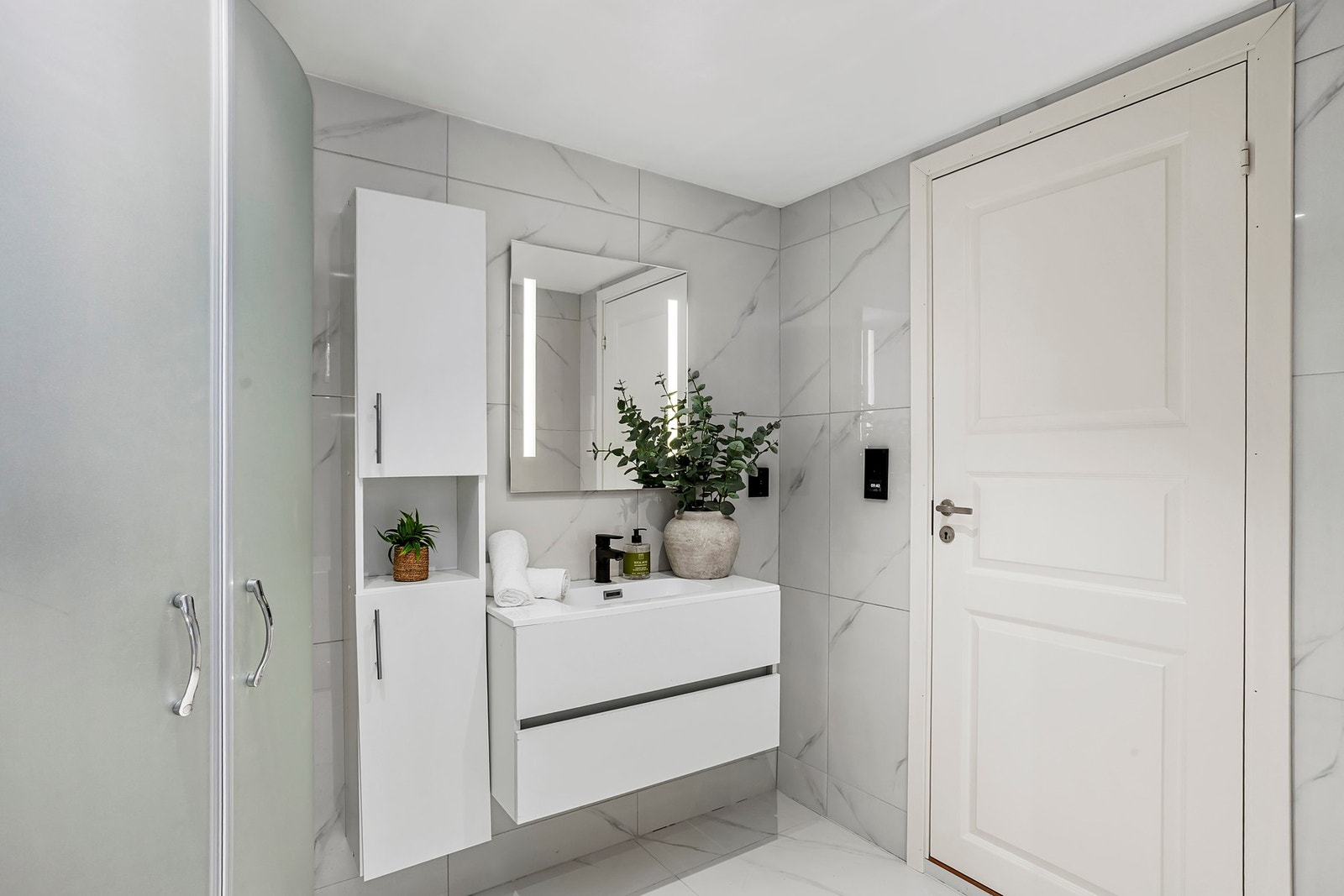 Badet ble renovert i 2026 og har fliser på gulv og vegger. Rommet har gulvvarme Galleribilde