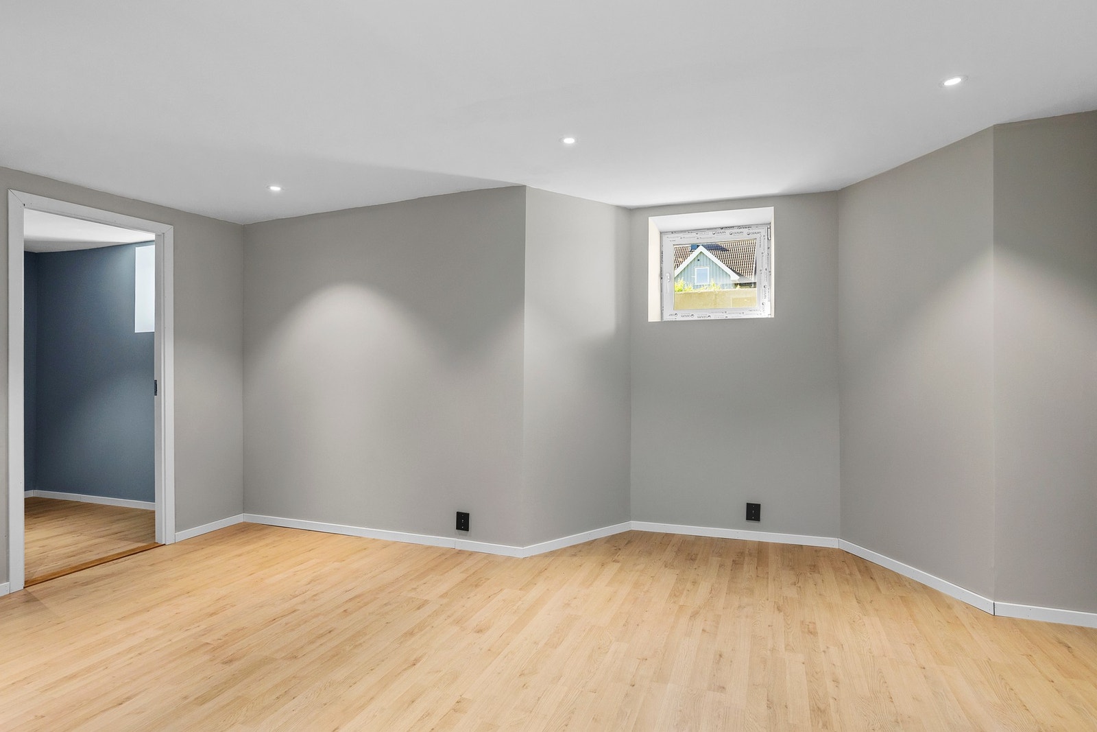 Kjellerstuen har oppgraderte overflater og downlights i himling Galleribilde