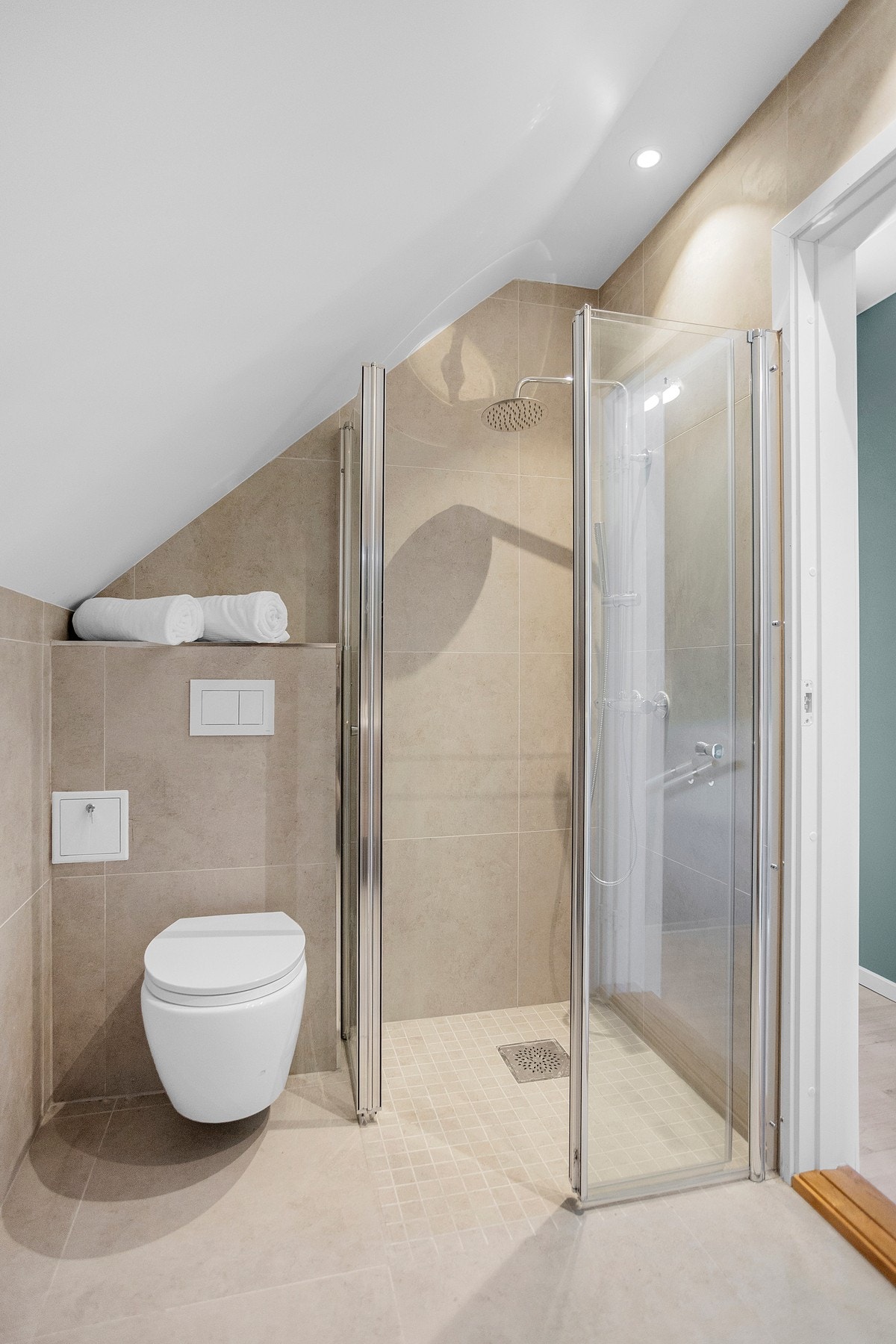 Badet ble oppusset i 2025/2026 og fremstår moderne med fliser på gulv og vegger. Rommet har gulvvarme Galleribilde