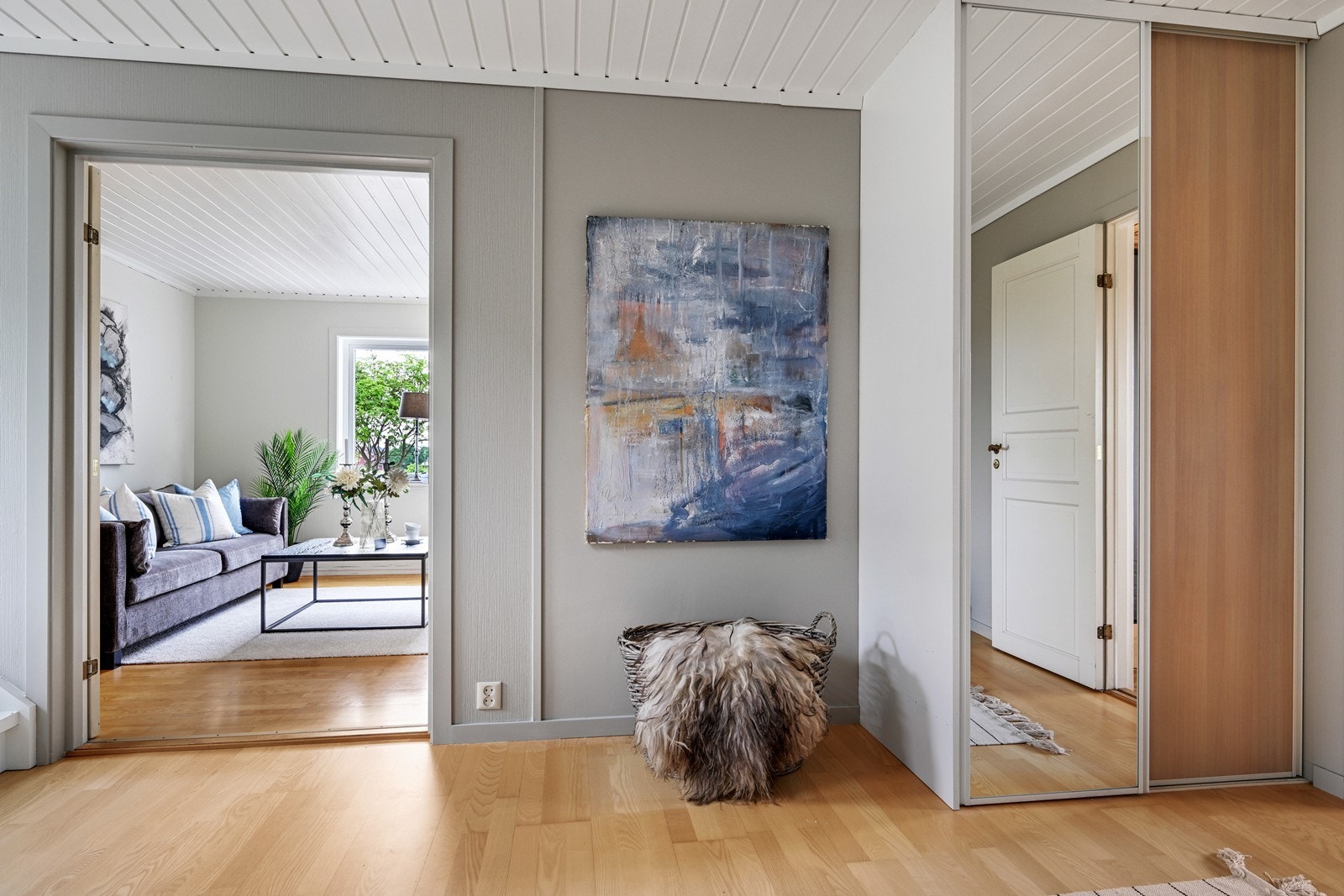 Hall med skyvedørsgarderobe. Galleribilde