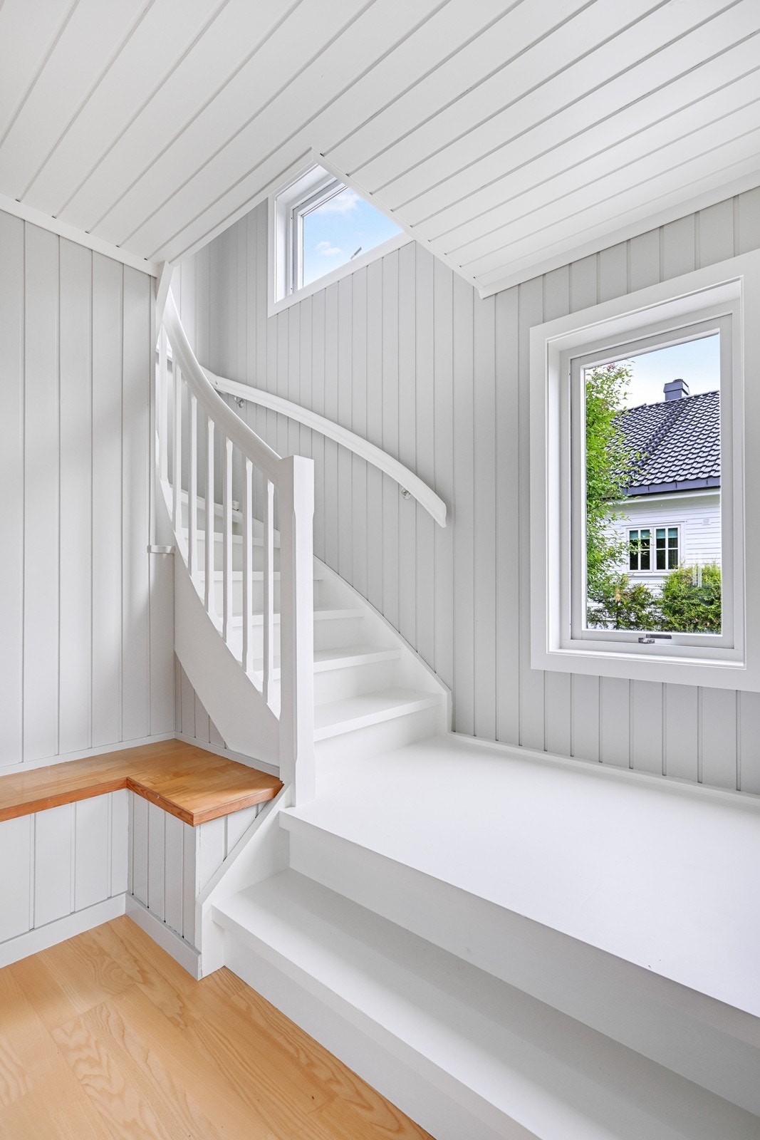 Nymalt trapp til 2. etasje. Galleribilde