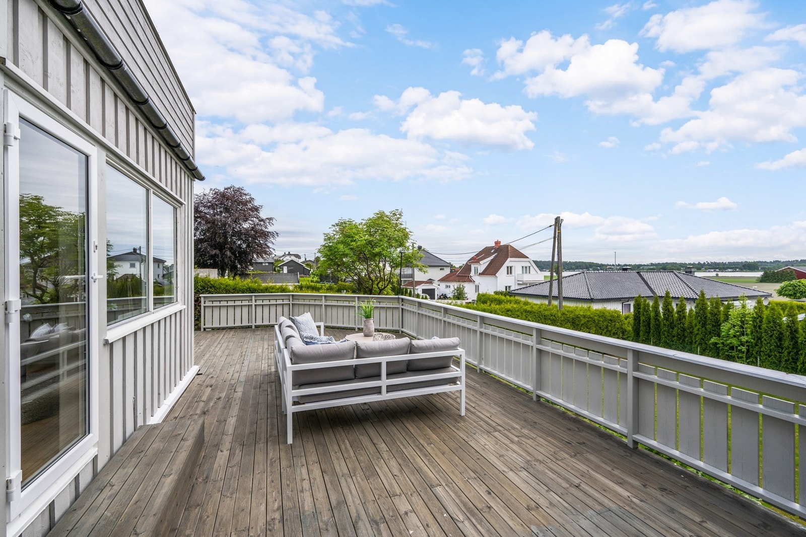 Stor deilig terrasse med sjøutsikt. Galleribilde