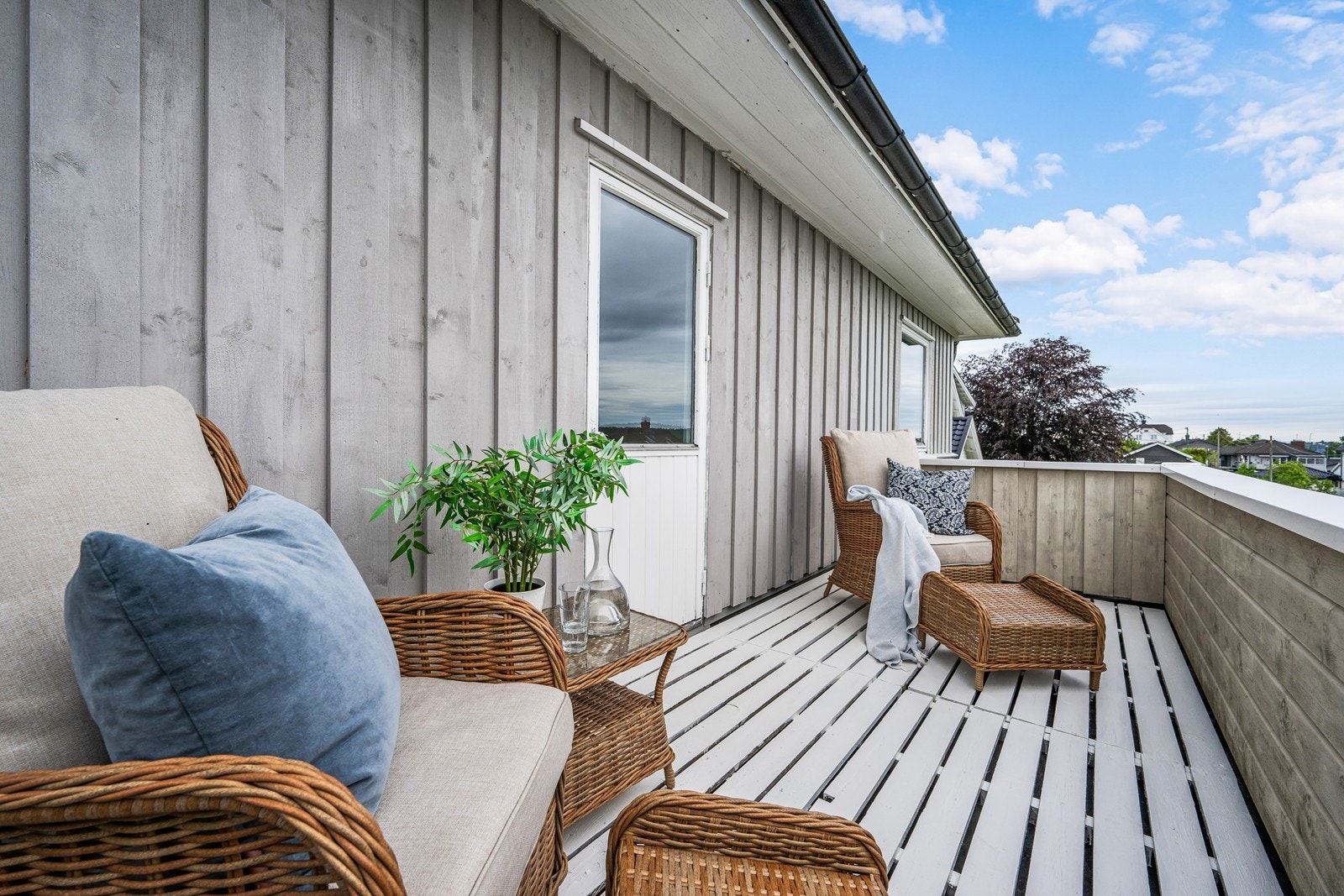 Balkong i 2. etasje med flott sjøutsikt. Galleribilde