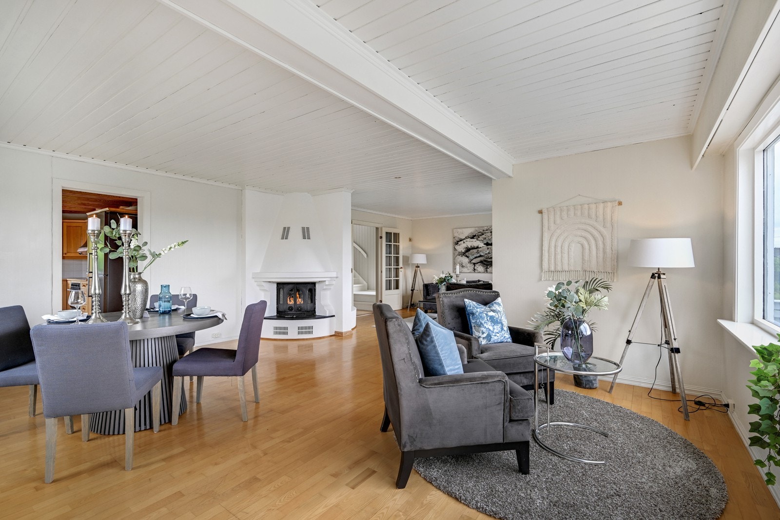 Romslig stue med plass til flere sittegrupper. Utgang til deilig balkong med utsikt til sjøen. Galleribilde