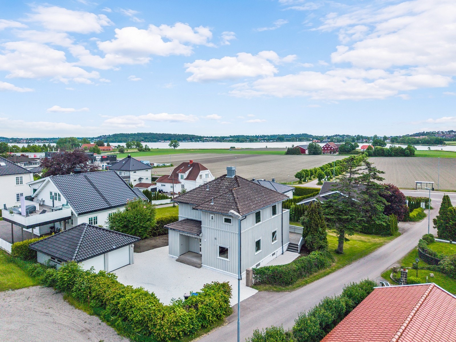 Inngangsparti med dobbel garasje. Galleribilde